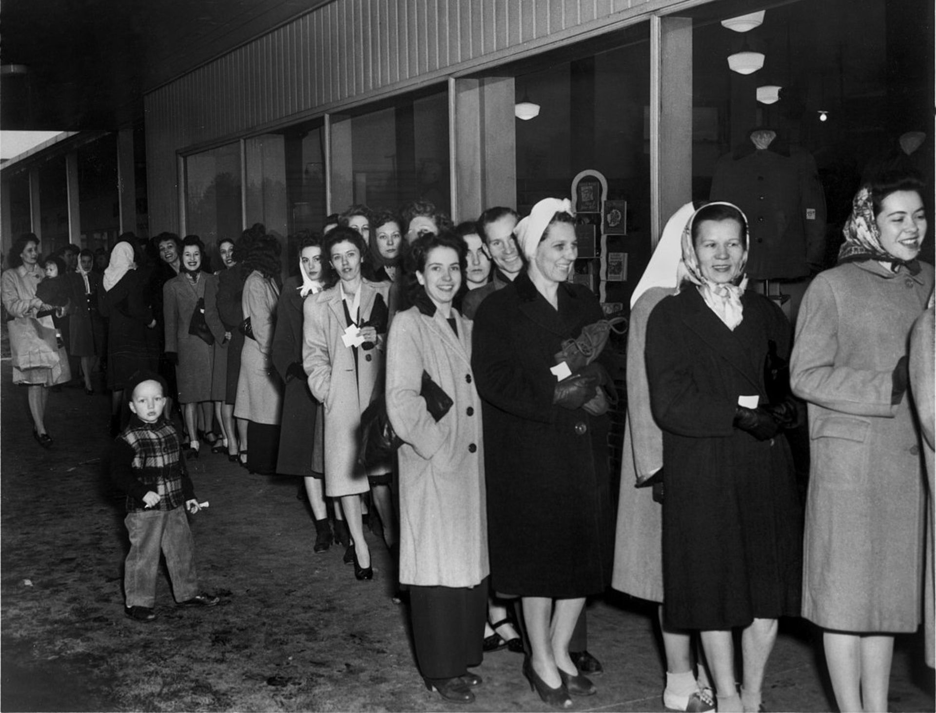 زنانی که در صف خرید جوراب نایلونی ایستاده‌اند سال ۱۹۴۶