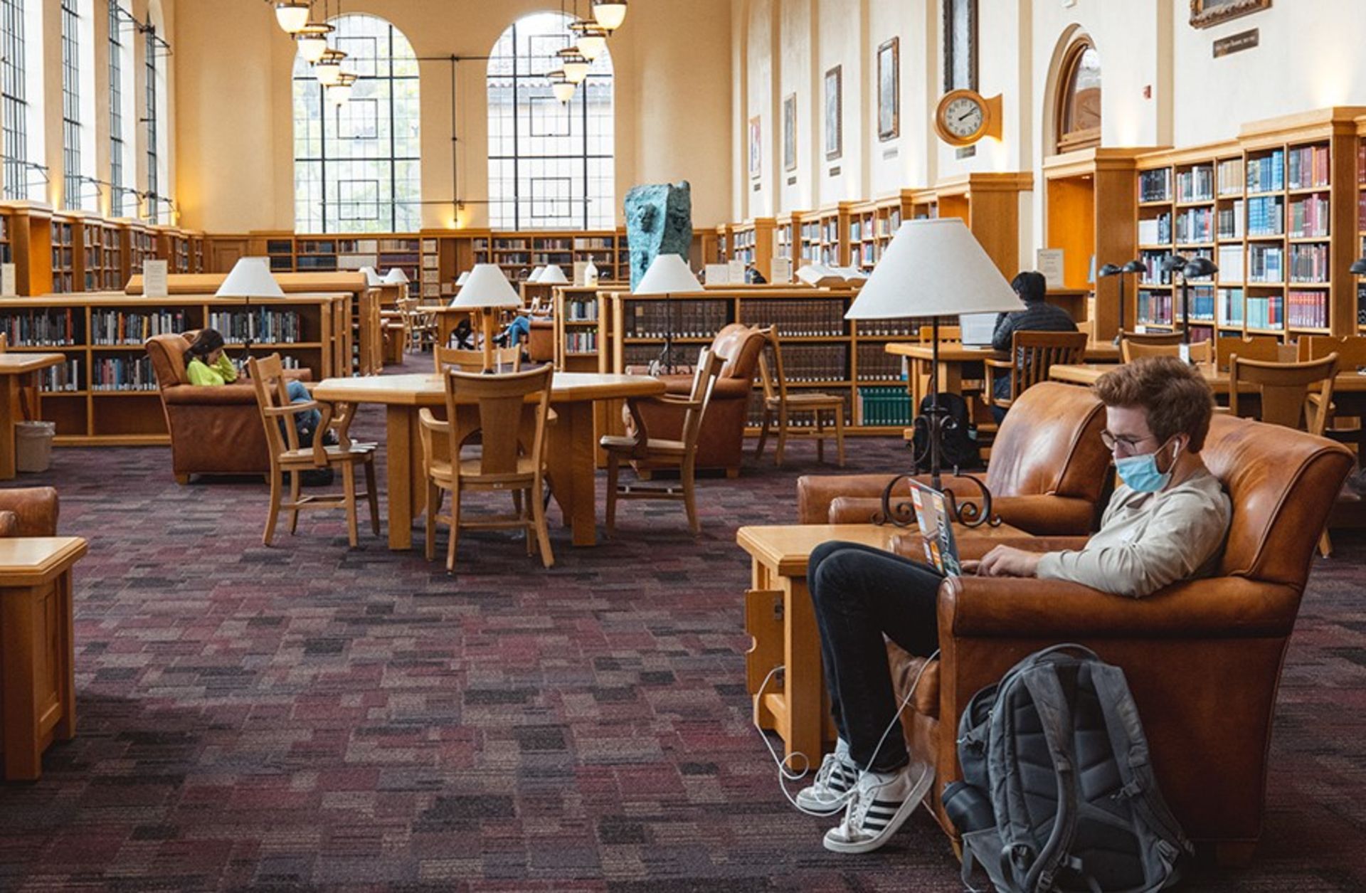 دانشجوها در حال مطالعه در کتابخانه دانشگاه استنفورد