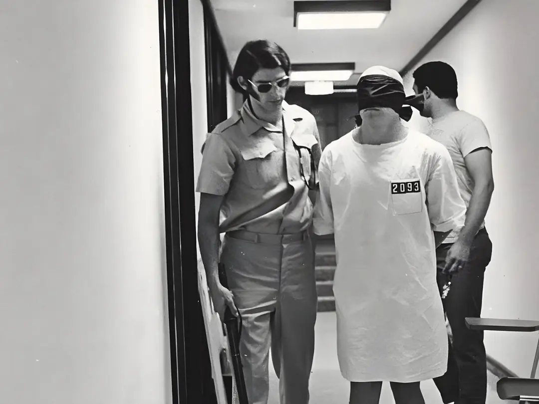 دانشجویان در آزمایش زندان استنفورد (Stanford Prison Experiment) با لباس زندانی و نگهبان