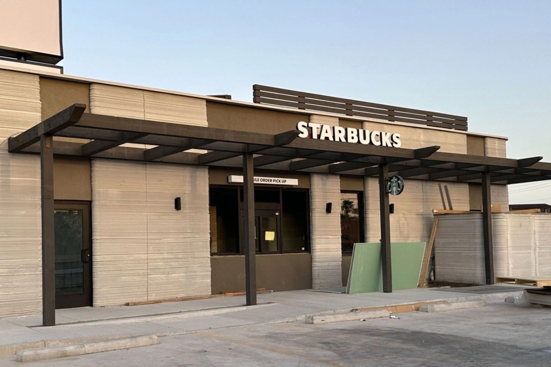 فروشگاه استارباکس از نمای بیرون