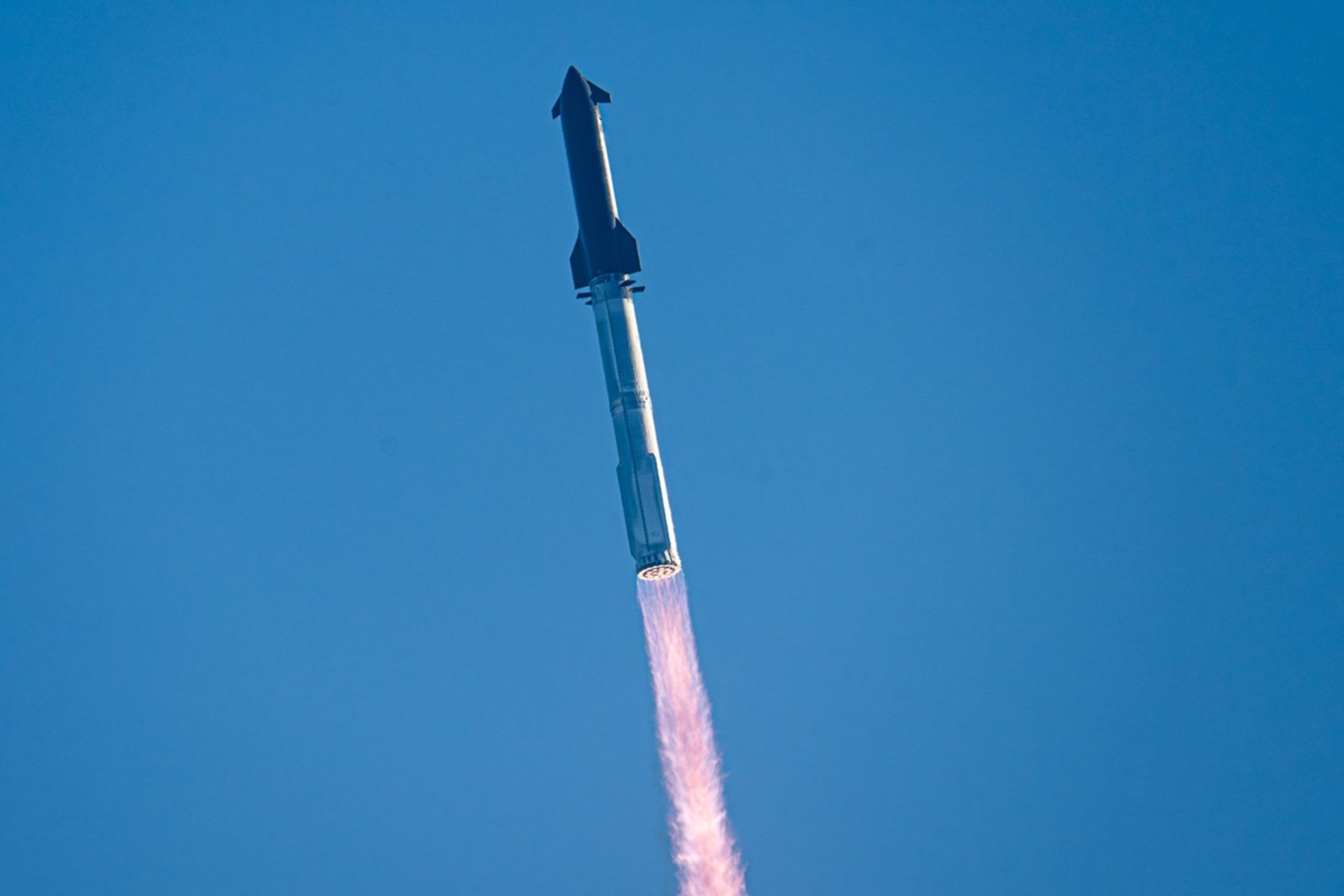 موشک استارشیپ درحال صعود به آسمان