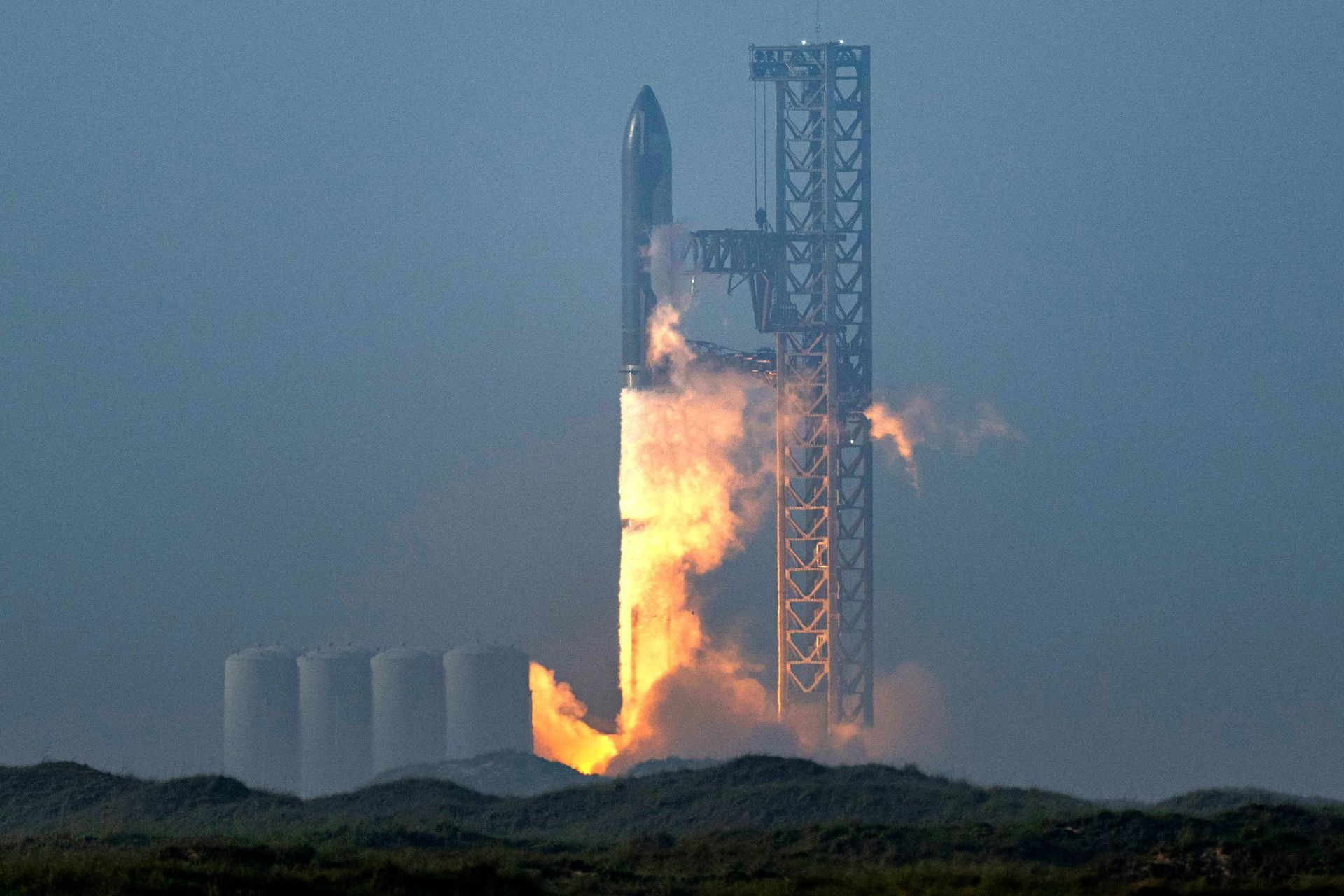  استارشیپ درحال برخاستن از روی سکوی پرتاب