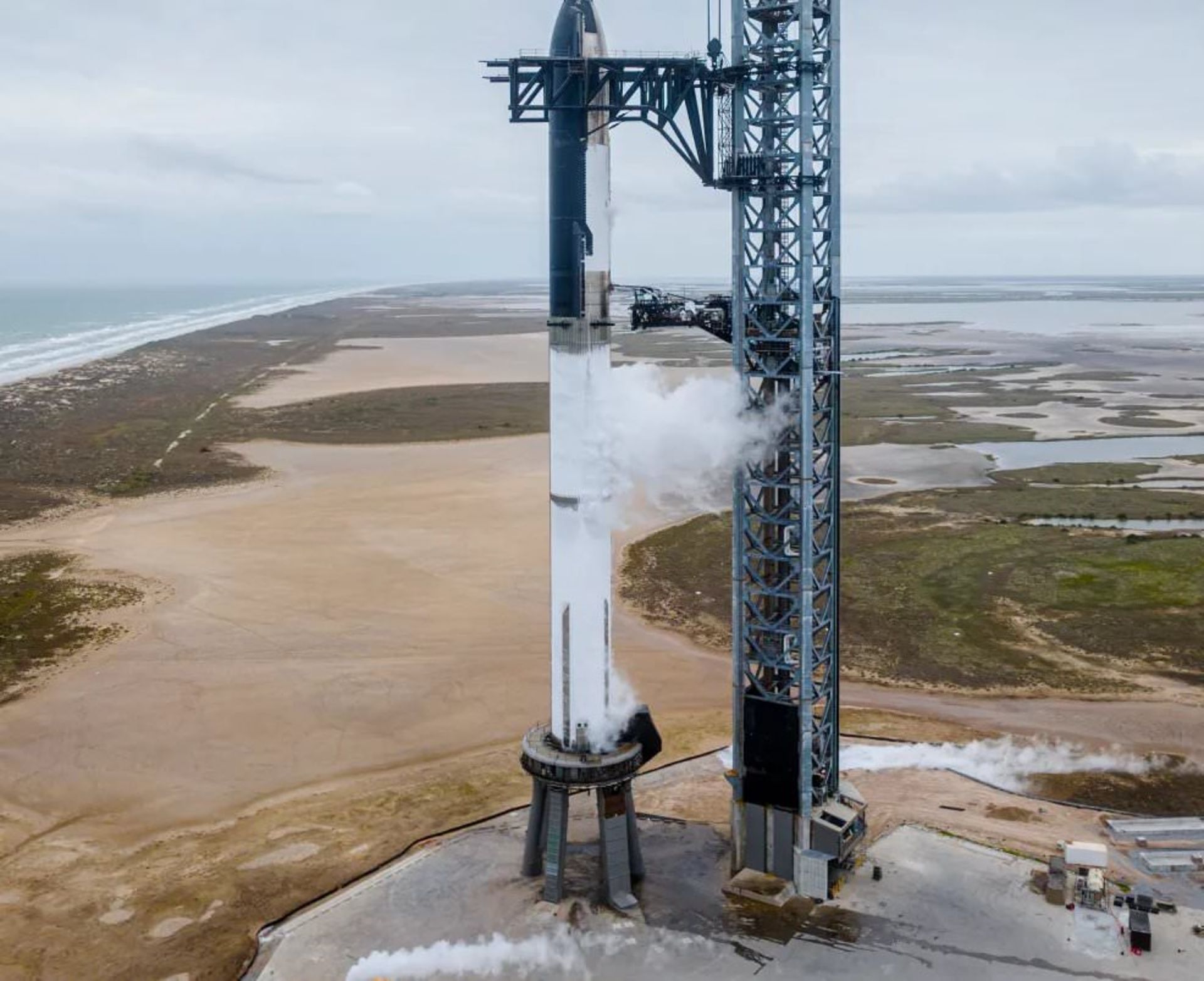 استارشیپ برفراز سوپر هوی روی سکوی پرتاب