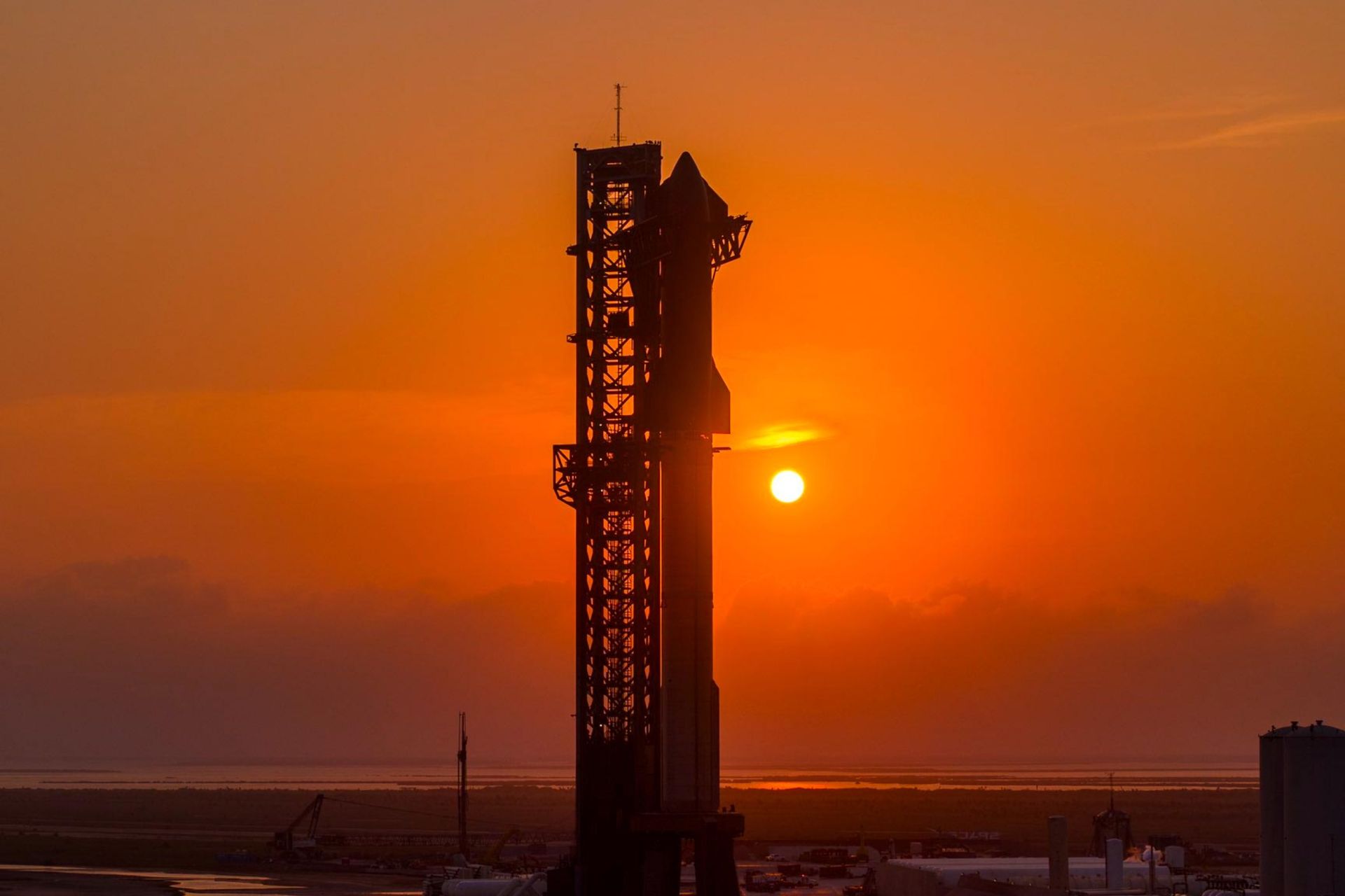 استارشیپ برفراز سوپرهوی روی سکوی پرتاب در پس‌زمینه آسمان نارنجی
