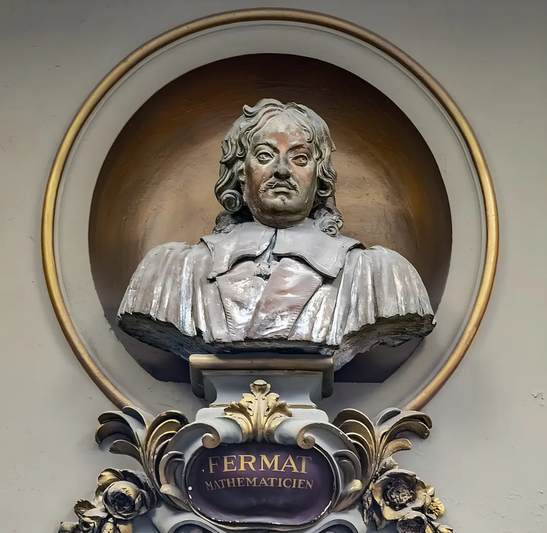 مجسمه نیم‌تنه پیر فِرما (Pierre de Fermat) در یک قاب گرد طلایی