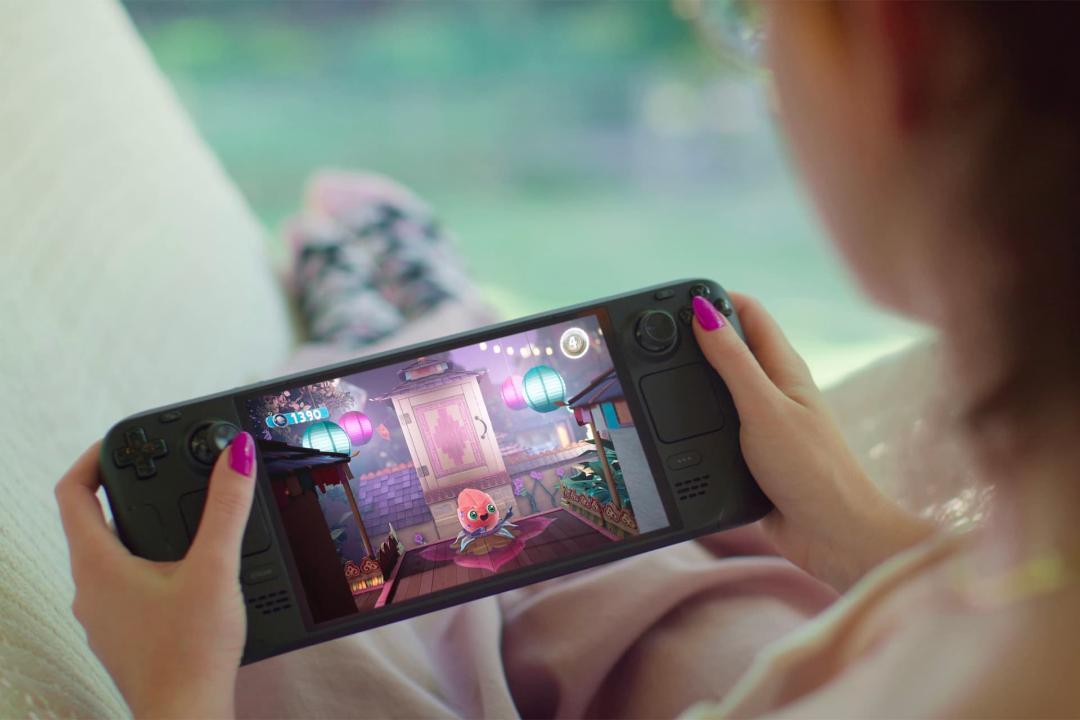استیم دک اولد / Steam Deck OLED در دست یک دختر