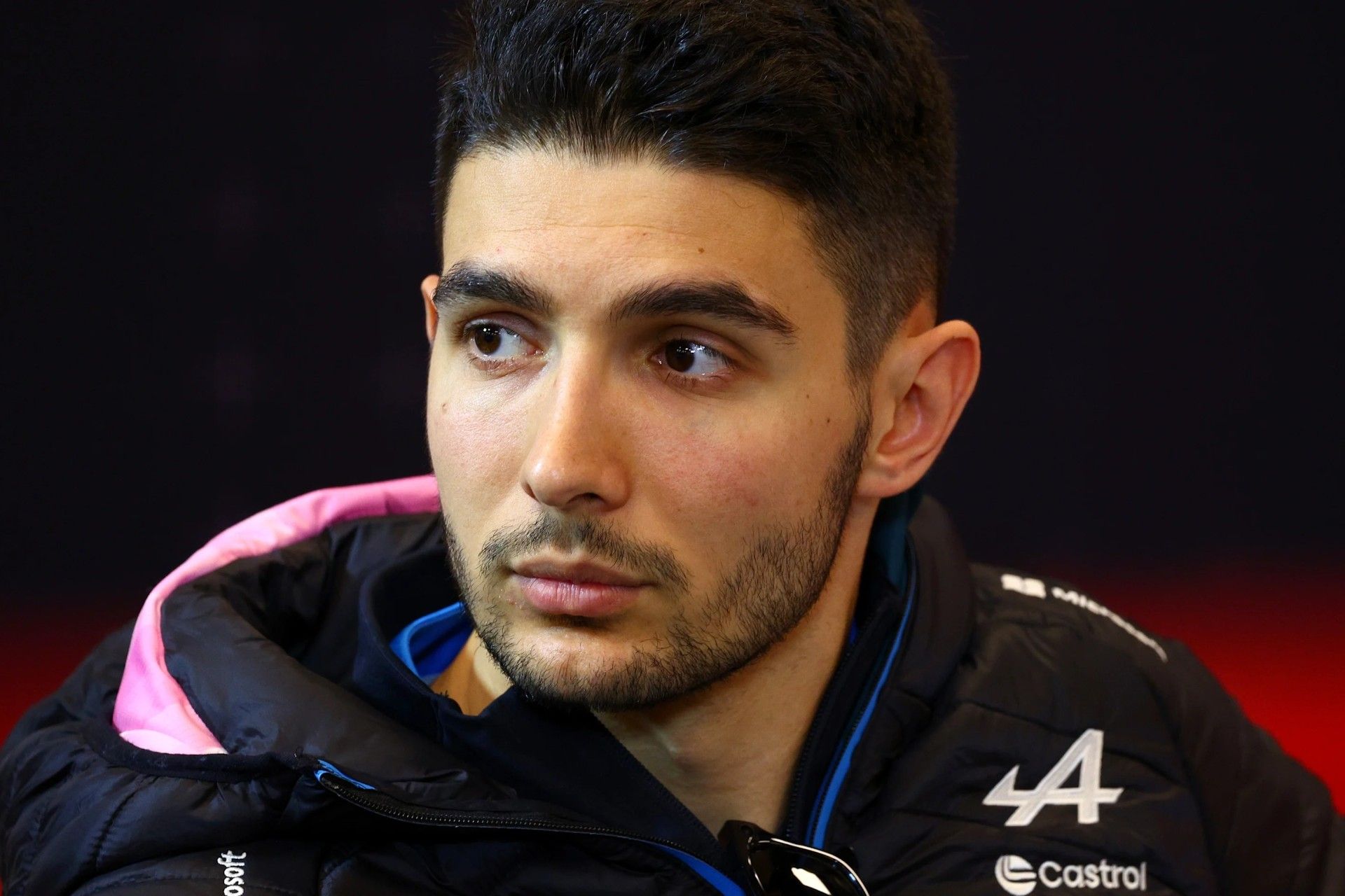 چهره‌ی یک پسر جوان در لباس فرمول یک