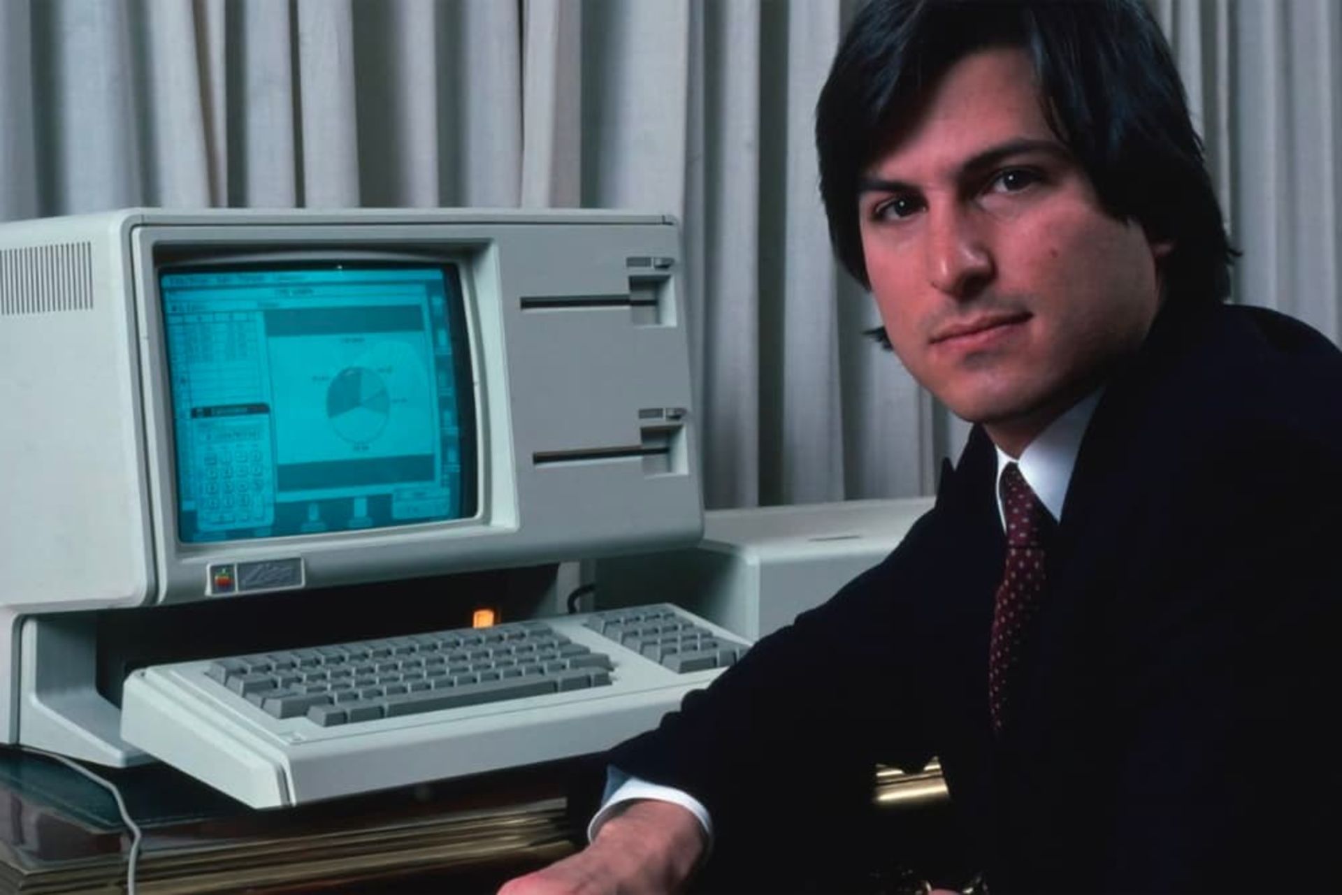 Steve Jobs next to Apple Lisa