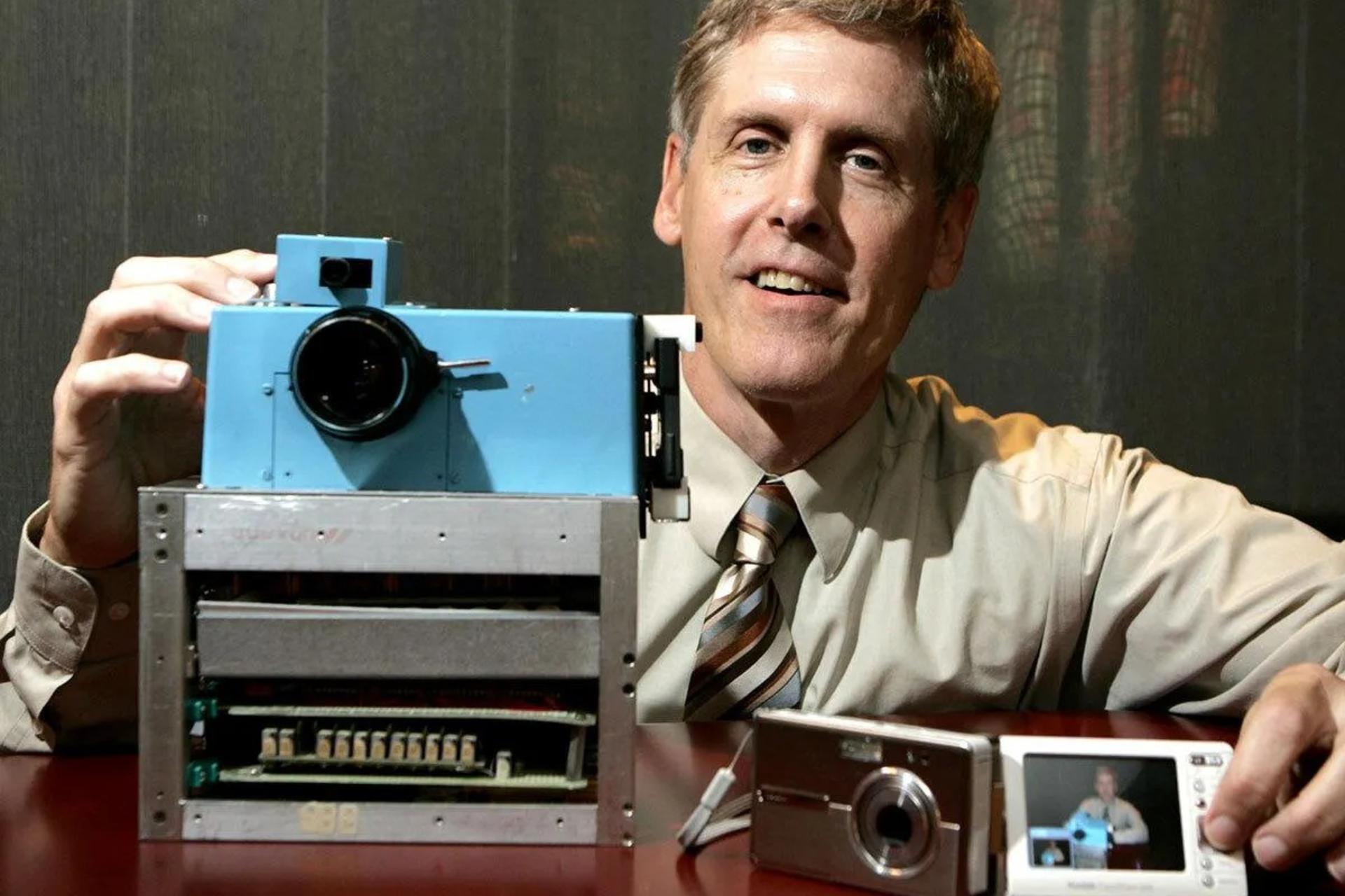 استیون سسون و اولین دوربین دیجیتال دستی که اختراع کرد.