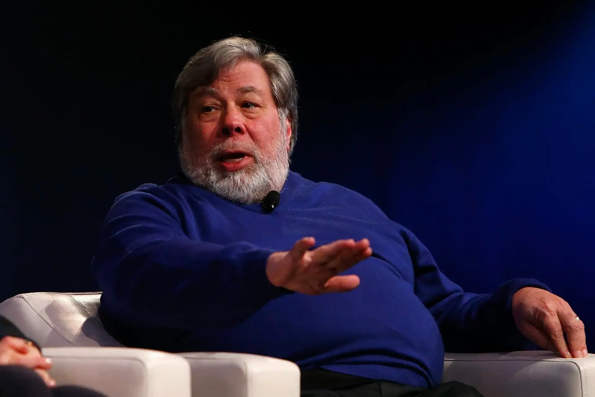 استیو وزنیاک / Steve Wozniak با لباس آبی در مصاحبه
