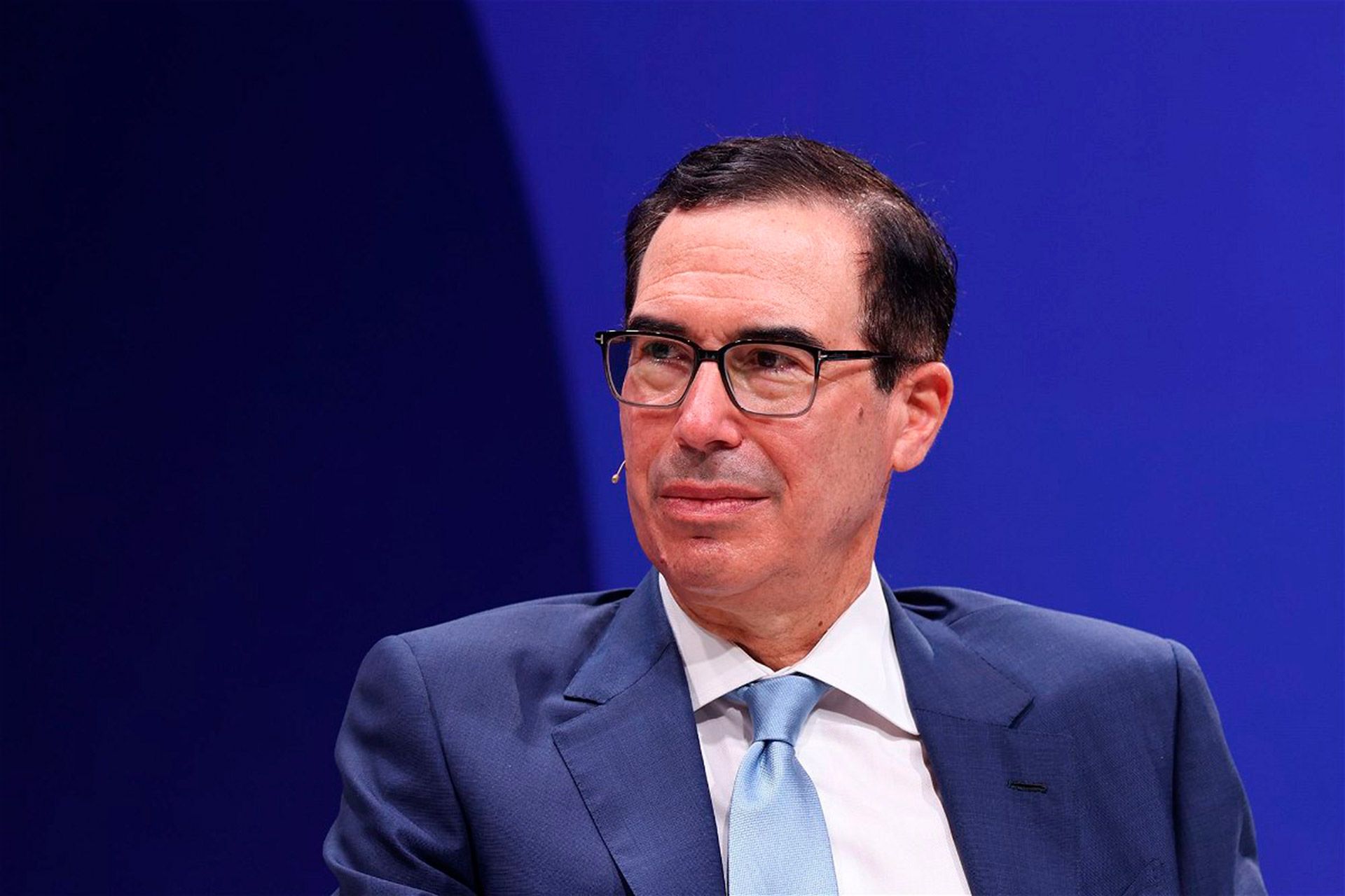 استیون منوچین، با کت و شلوار 