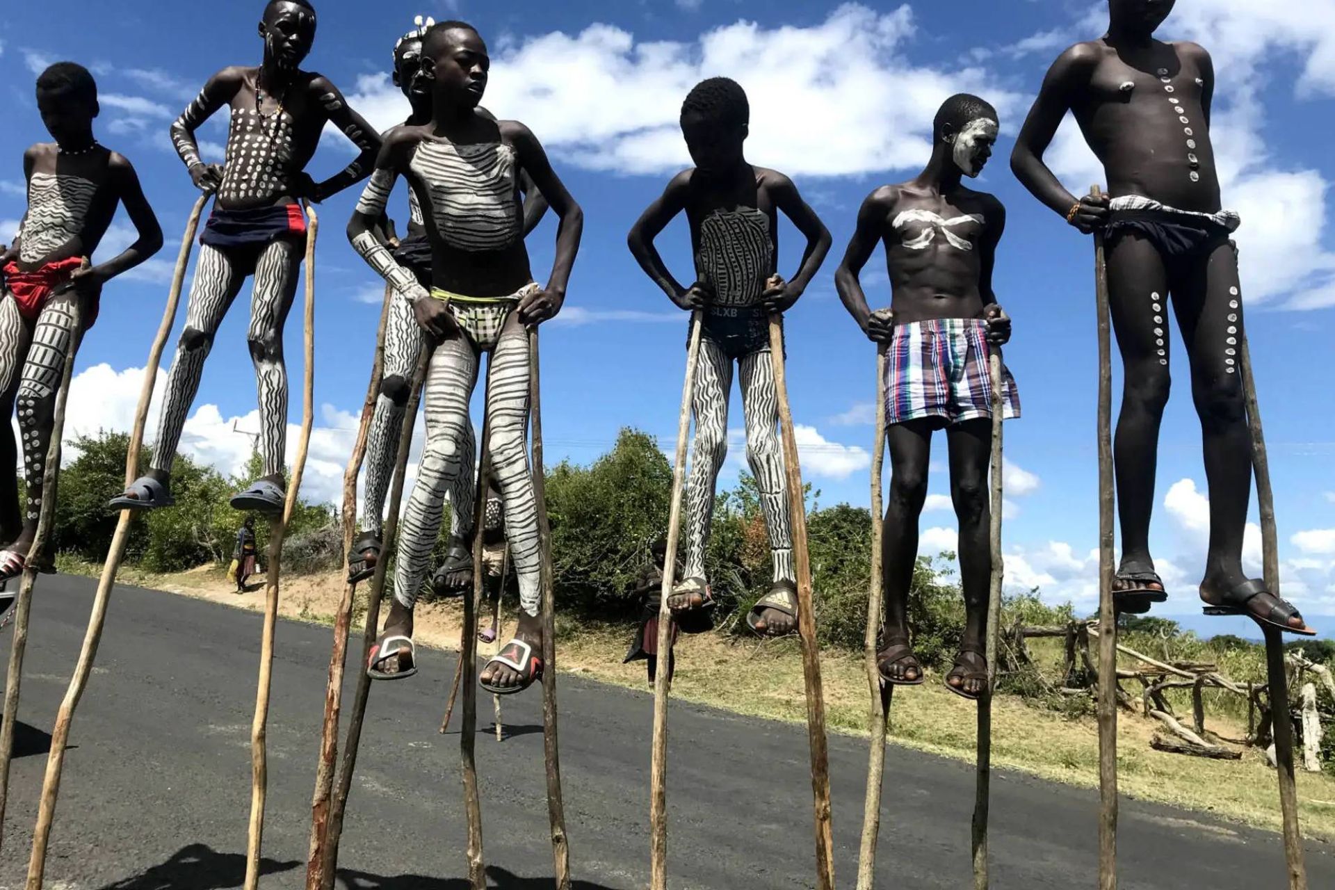 راه رفتن روی پایه‌های چوبی بلند