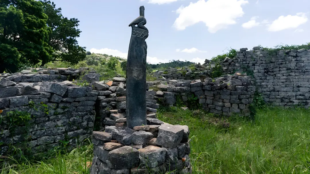 مجسمه سنگی (Stone Sculpture) در میان دیوارهای سنگی ویرانه‌های باستانی زیمبابوه
