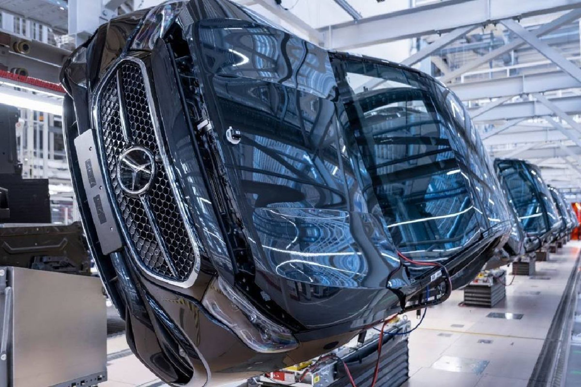 داخل کارخانه مرسدس بنز