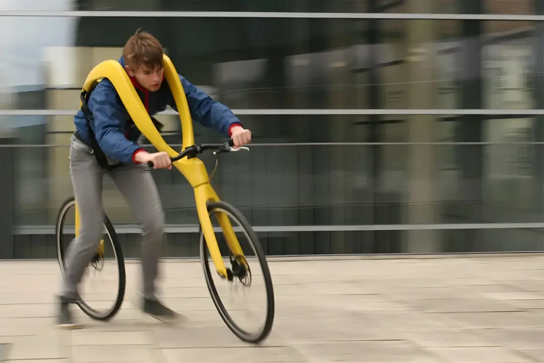دوچرخه تک چرخ (Unicycle) زرد رنگ با بدنه منحنی و بزرگ