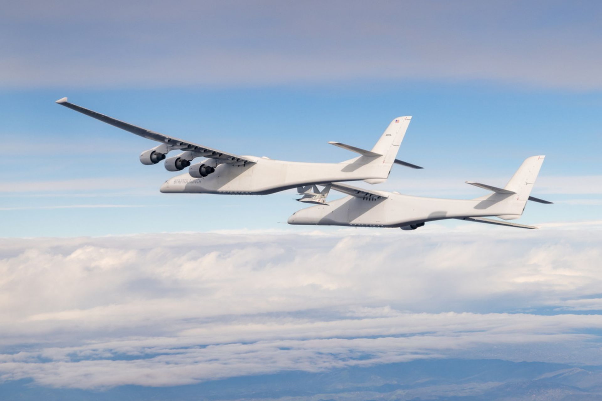 هواپیمای استراتولانچ در حال پرواز Stratolaunch