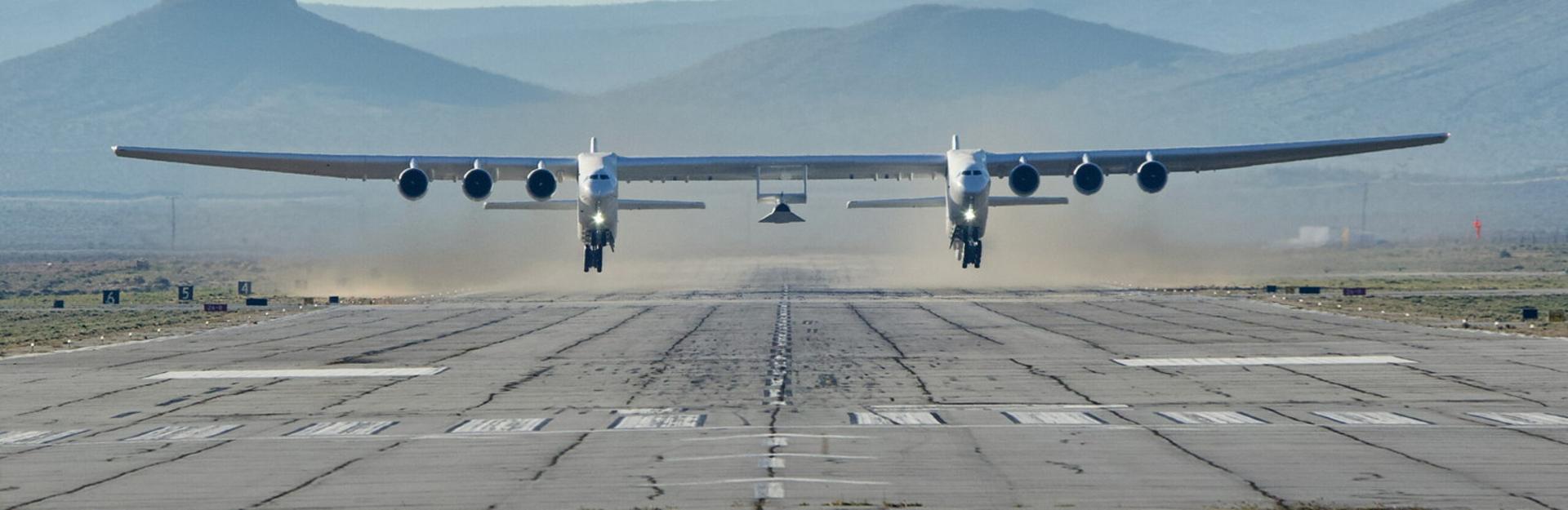هواپیمای استراتولانچ نزدیک زمین Stratolaunch