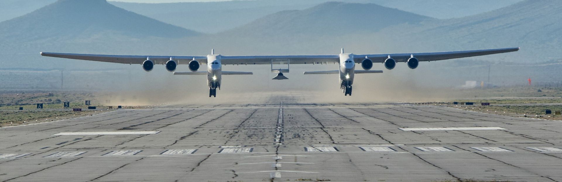 هواپیمای استراتولانچ نزدیک زمین Stratolaunch