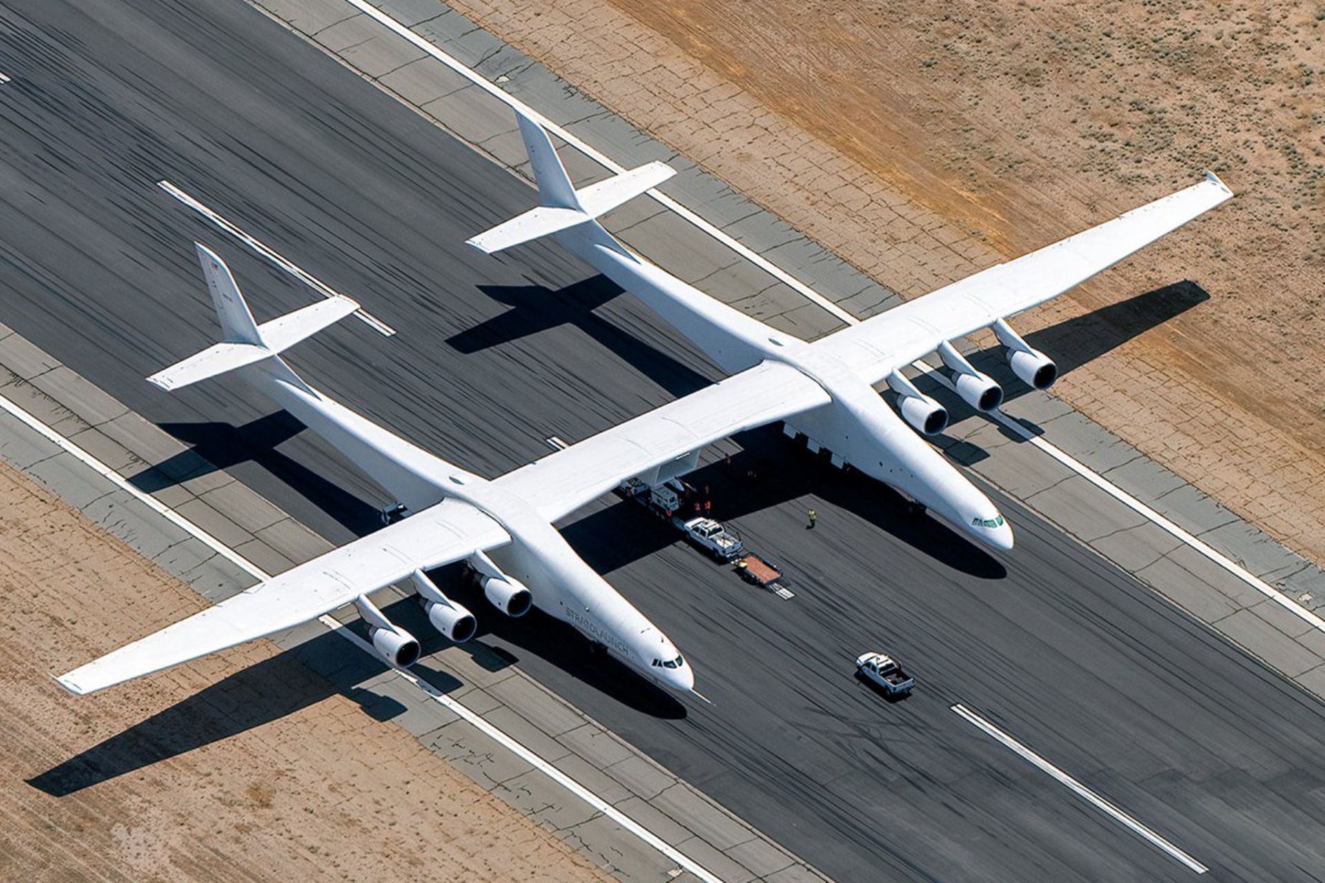 هواپیمای استراتولانچ Stratolaunch روی باند