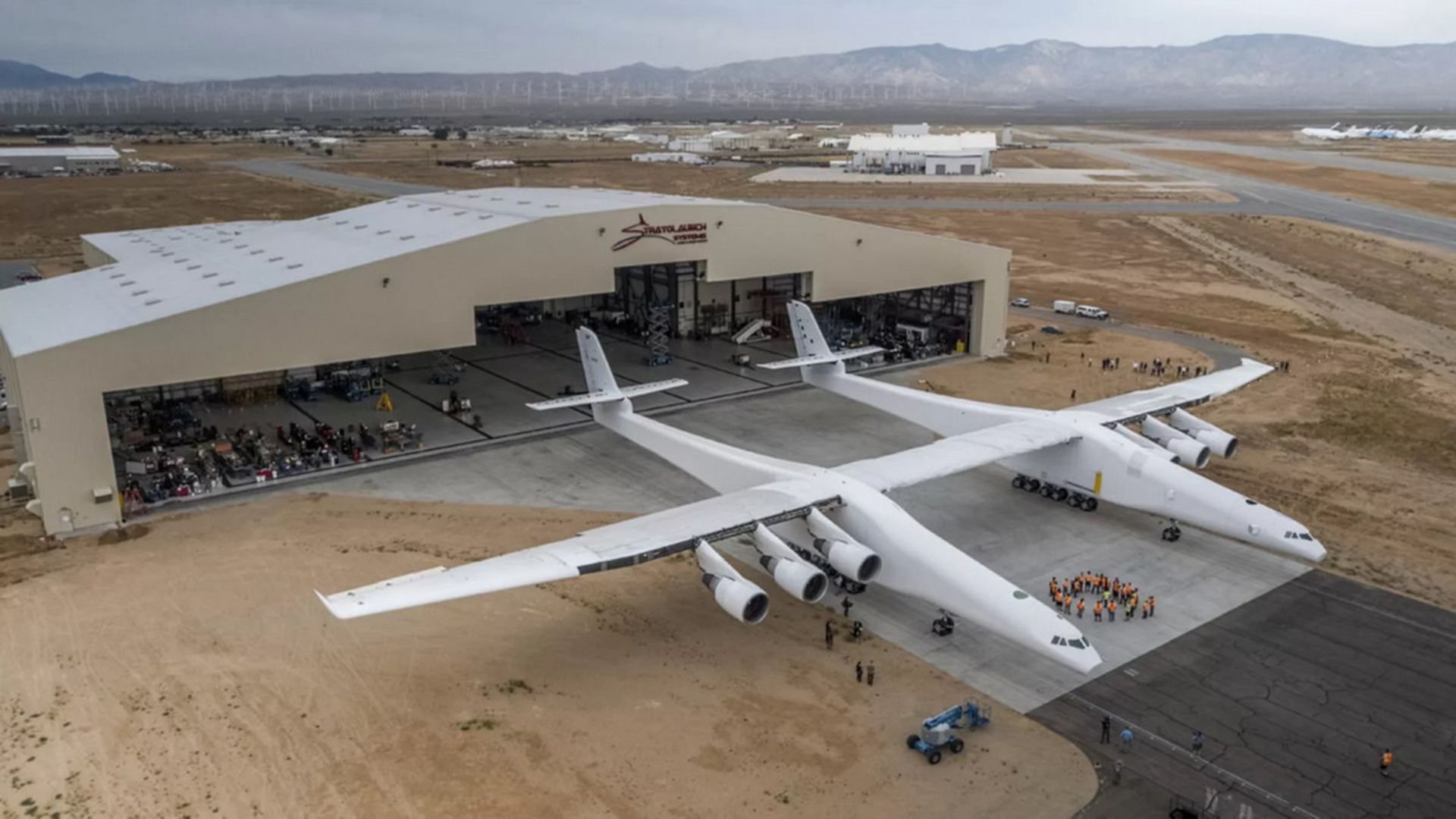 هواپیمای استراتولانچ در آشیانه Stratolaunch