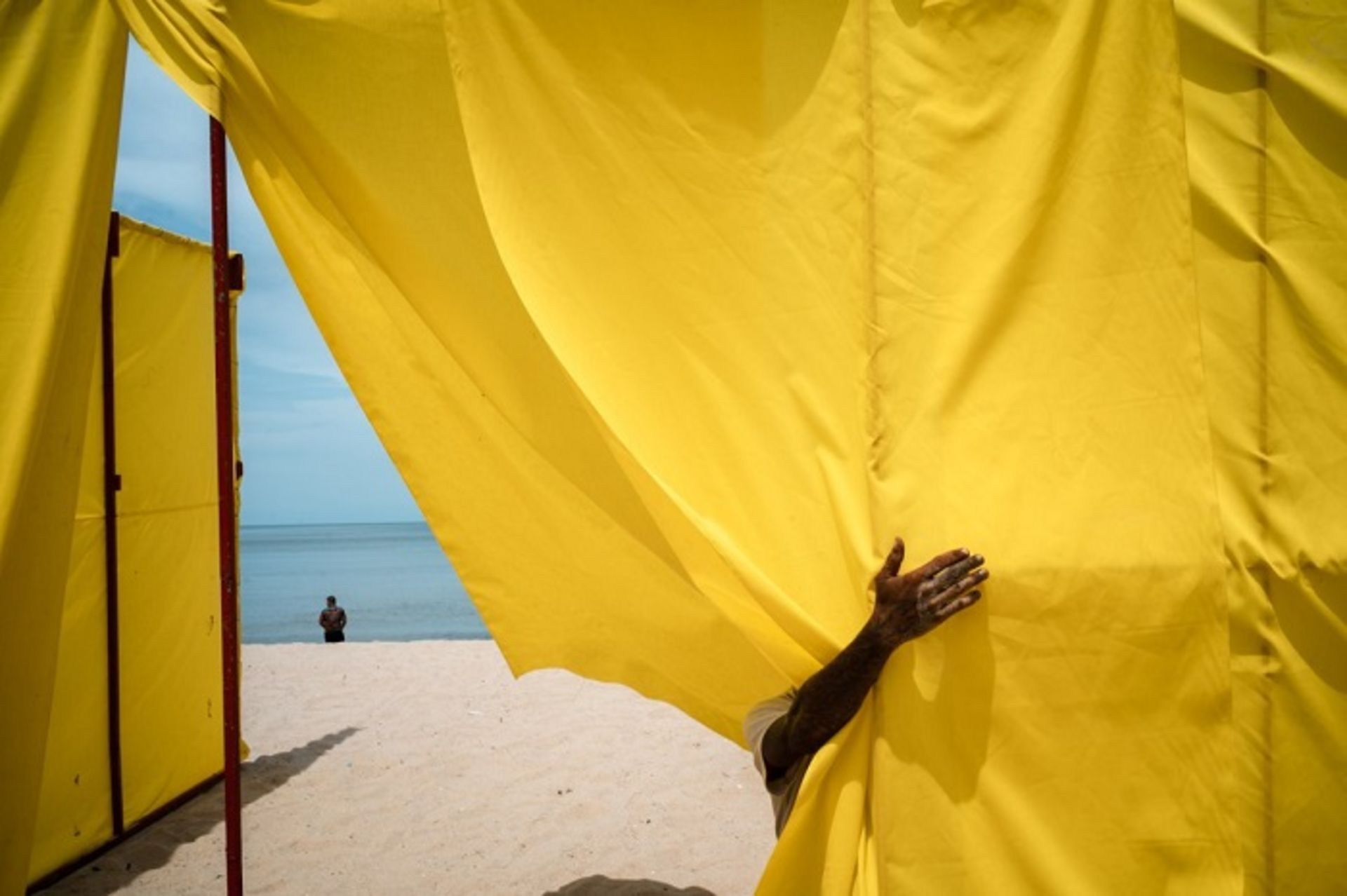 ساحل پرده زرد دست سیاه‌پوست