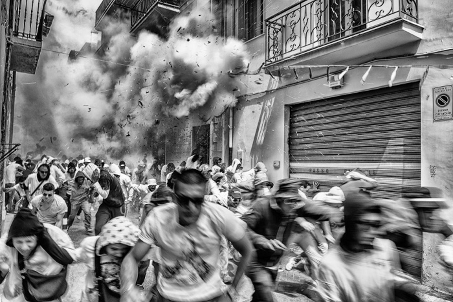انفجار در خیابان و فرار عابرین