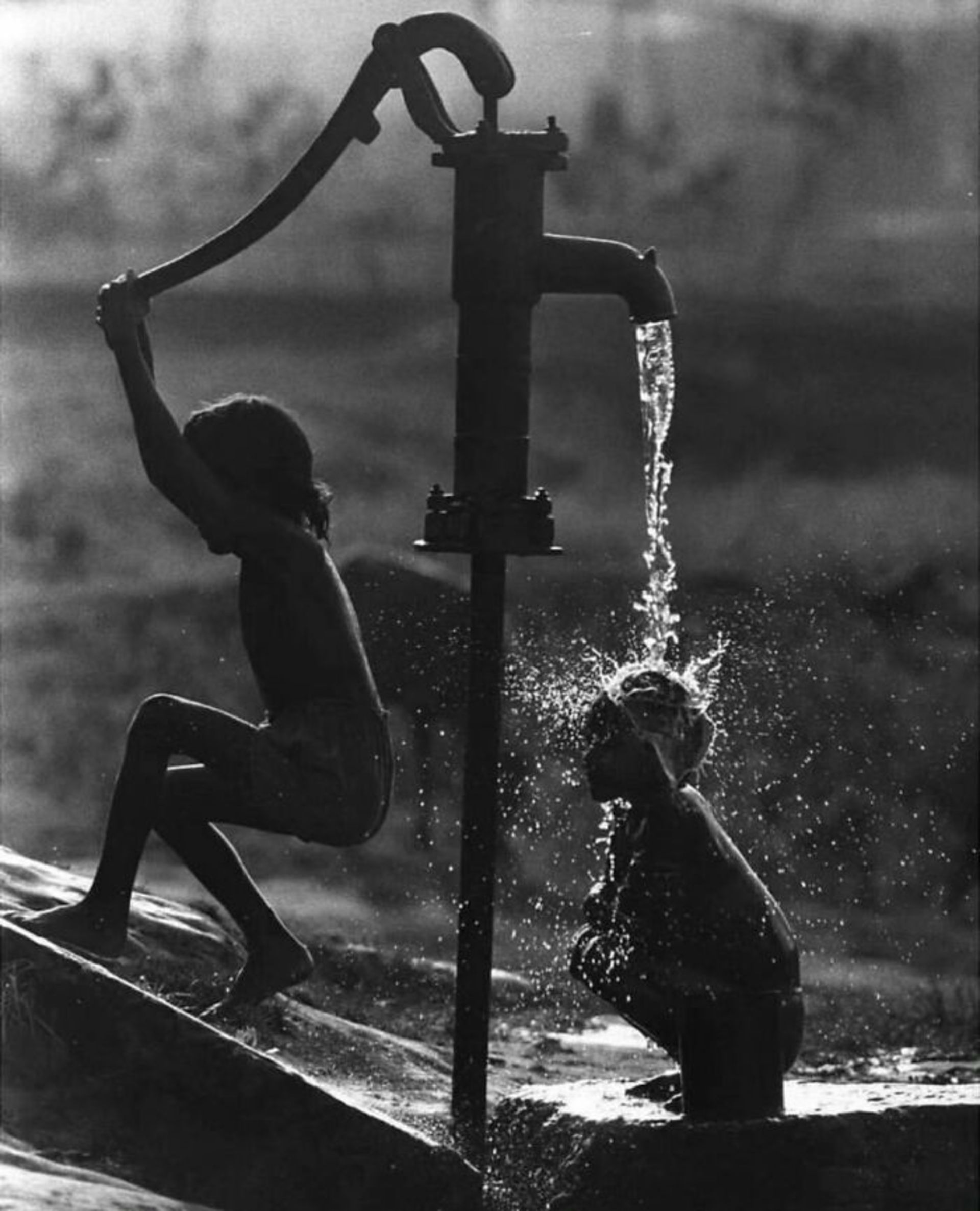 بچه ها در حال دوش گرفتن به کمک هم