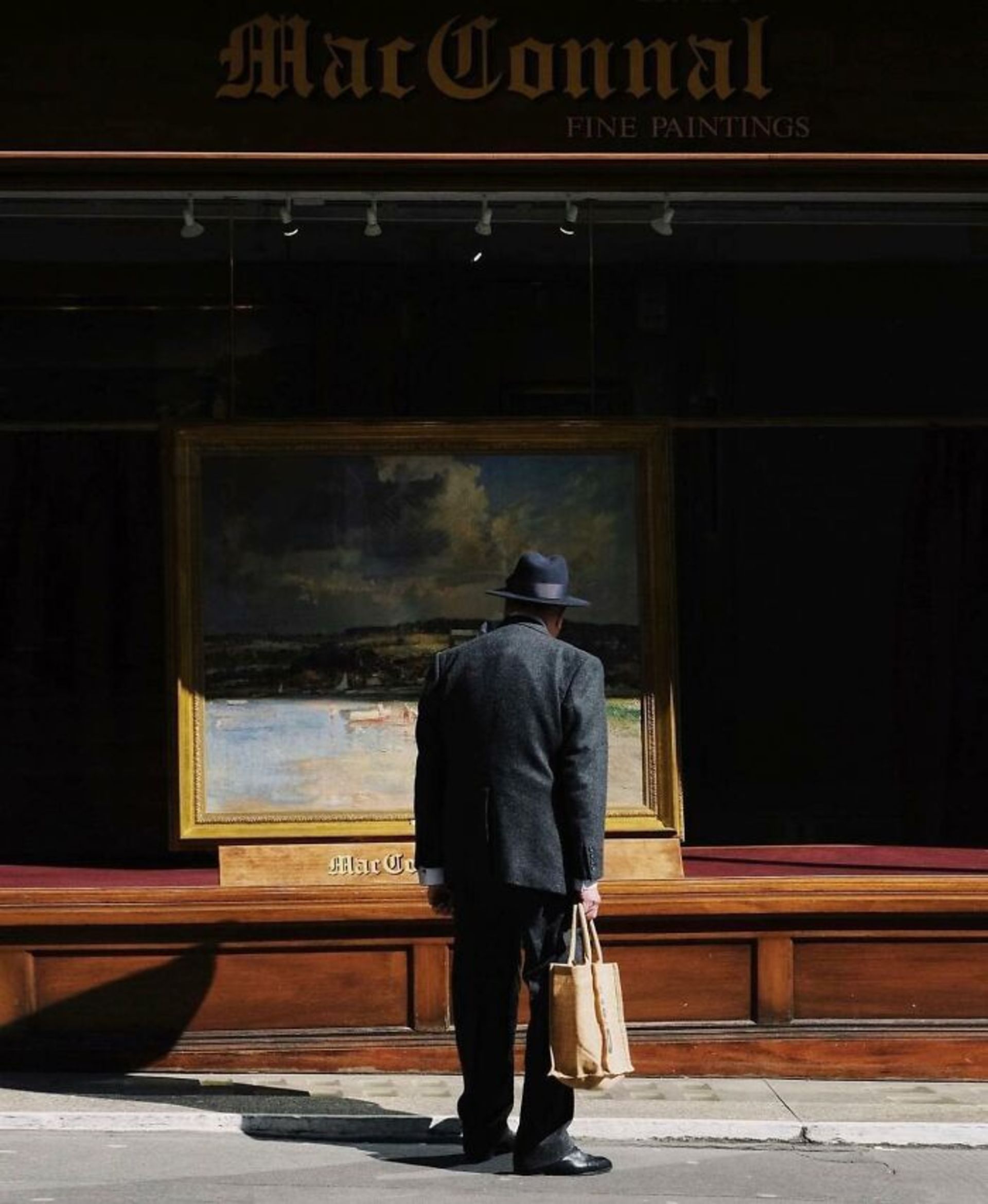 پیرمرد مشغول تماشای تابلو