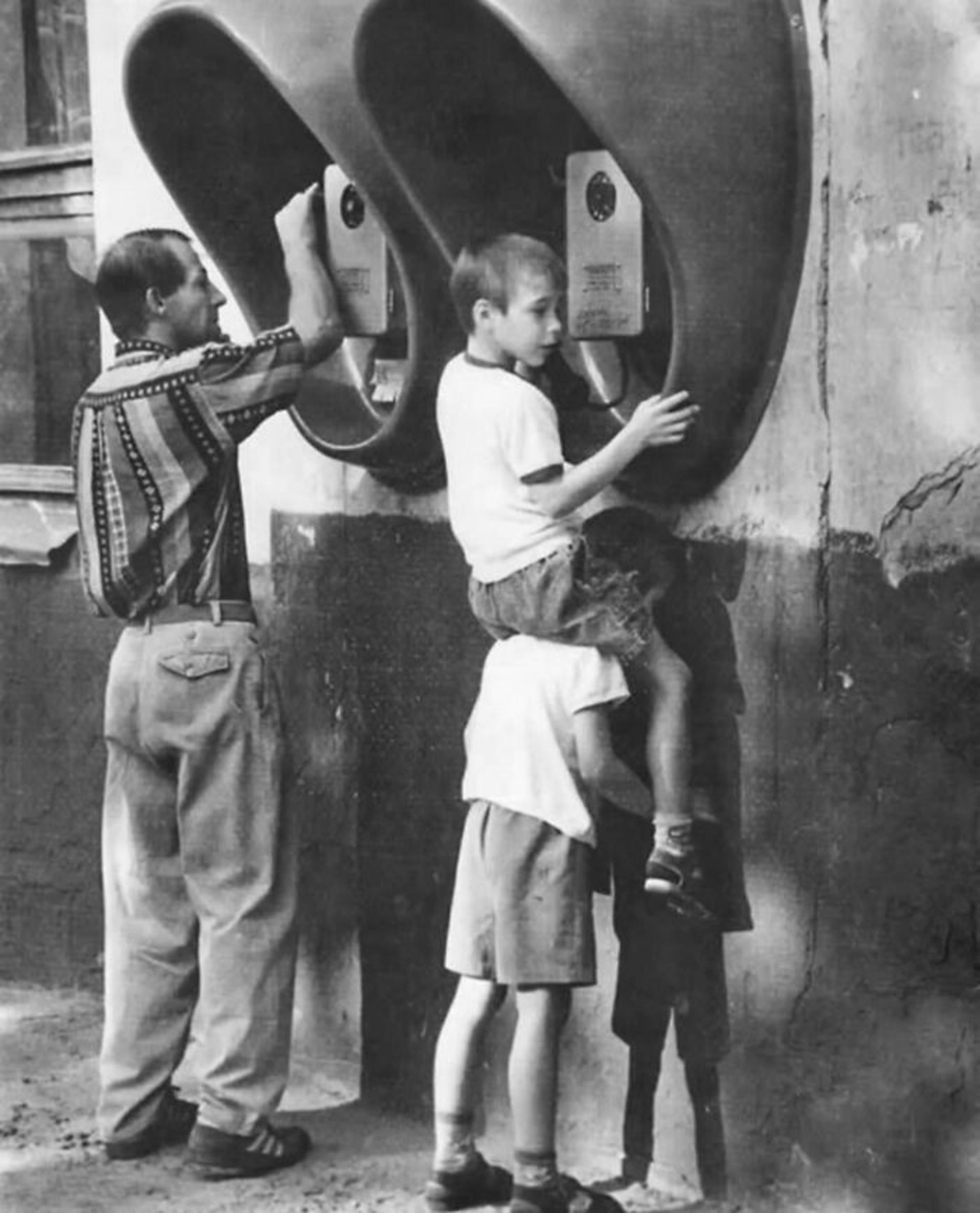 پسرها روی دوش هم برای رسیدن به تلفن عمومی