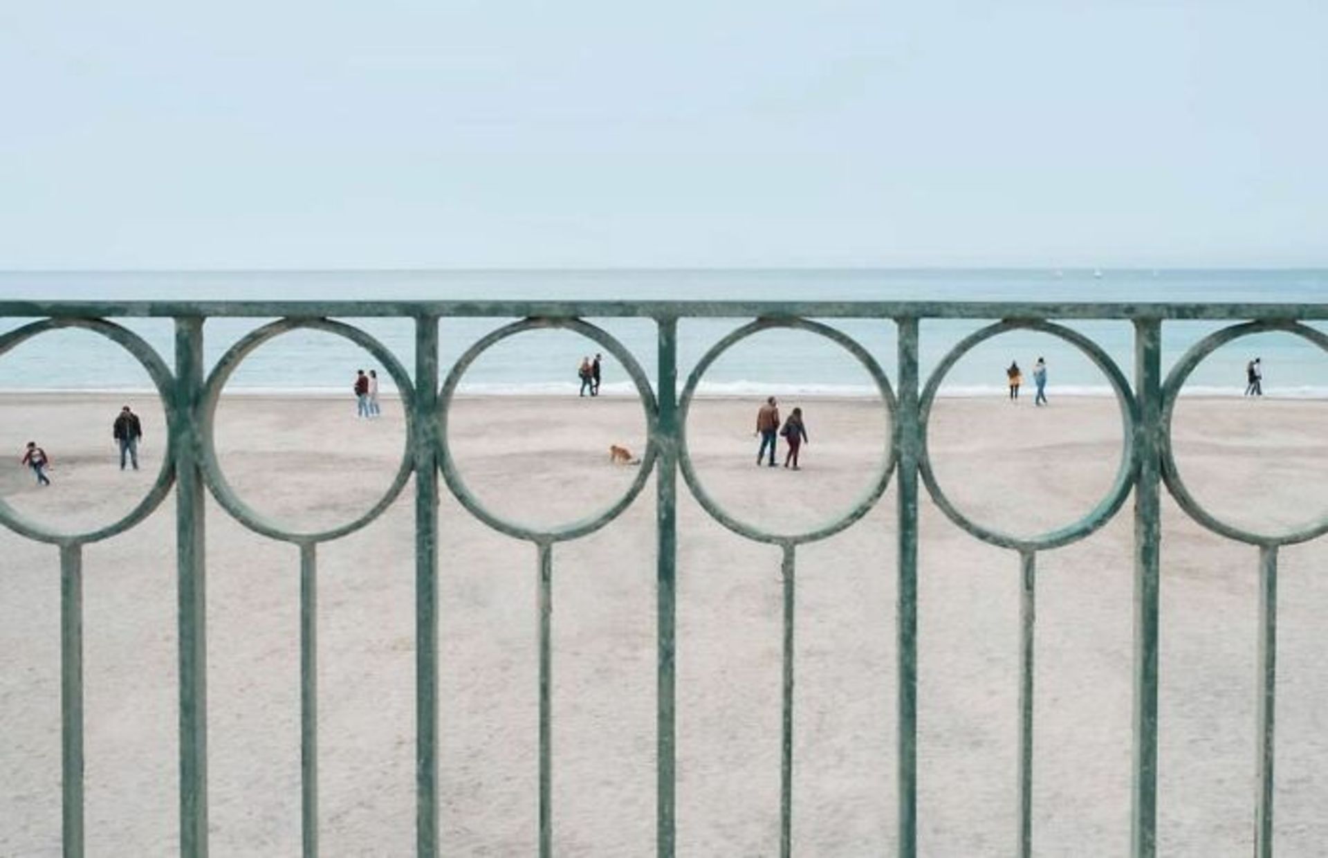 زوج‌ ها در حال قدم زدن در ساحل