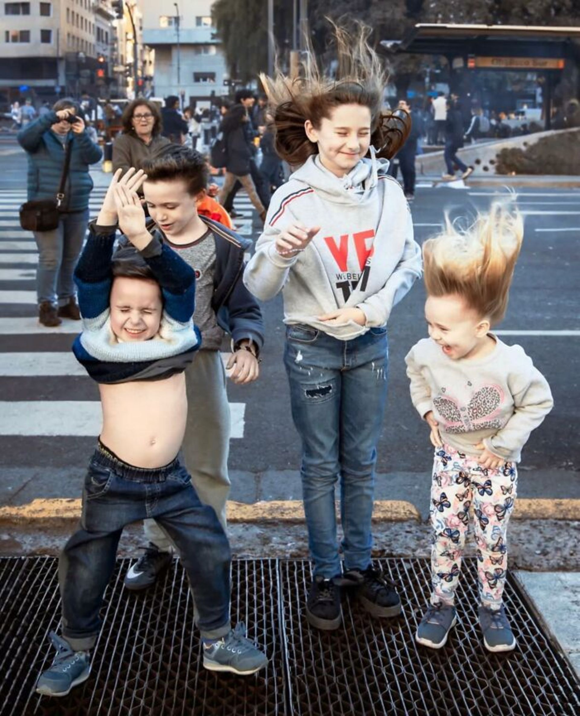 بچه ها روی محفظه خروج هوا