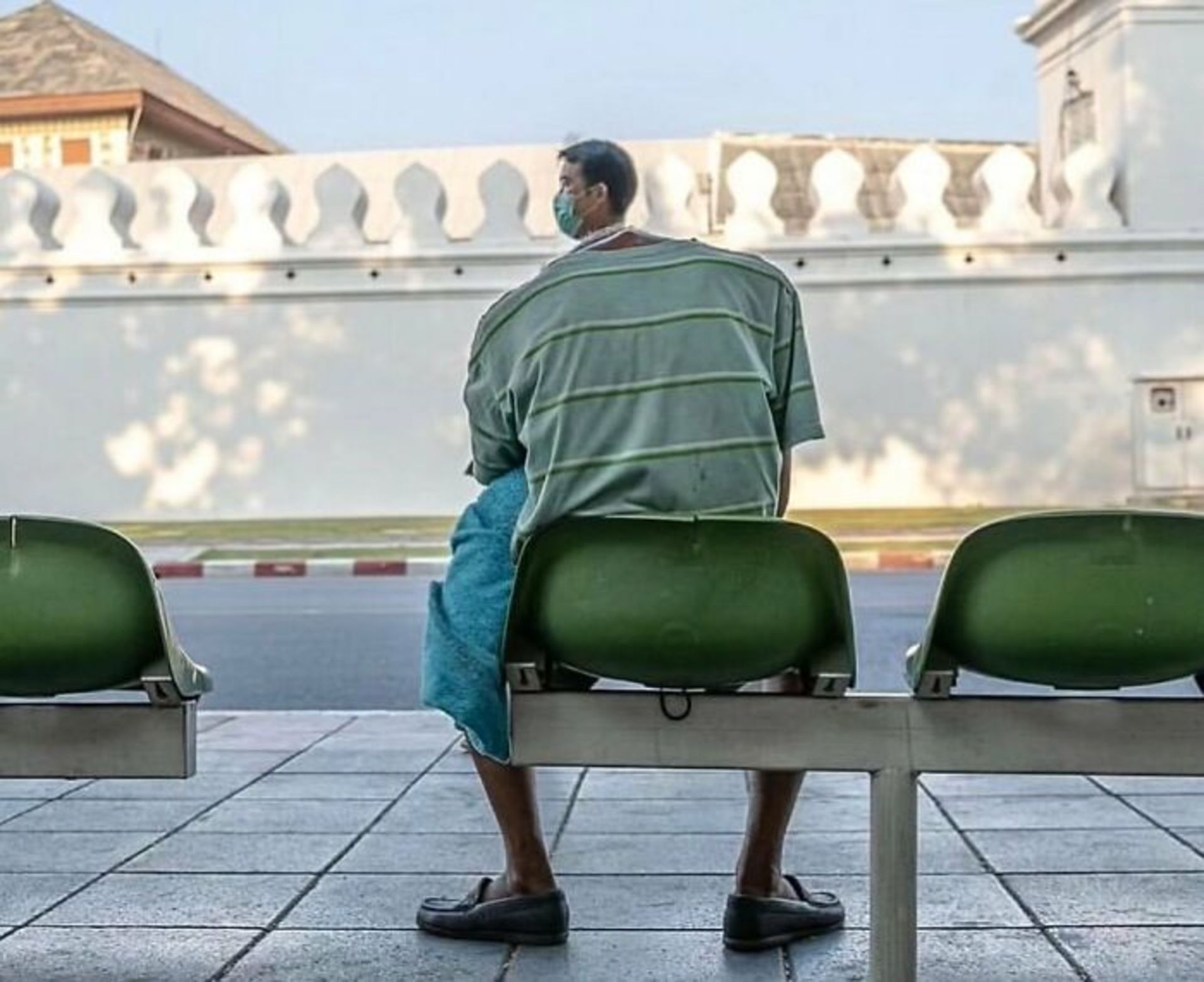 خطای دید تنه مرد نشسته روی نیمکت و سر پسر عابر