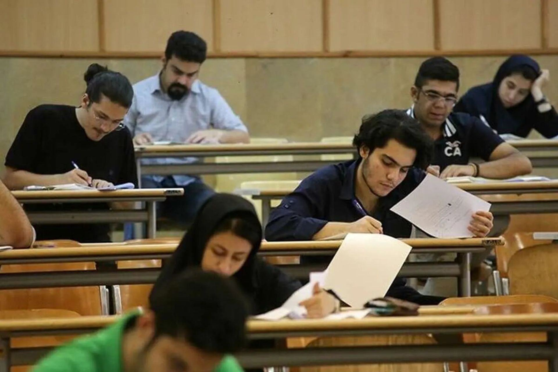 دانشجویان دختر و پسر در حال امتحان دادن
