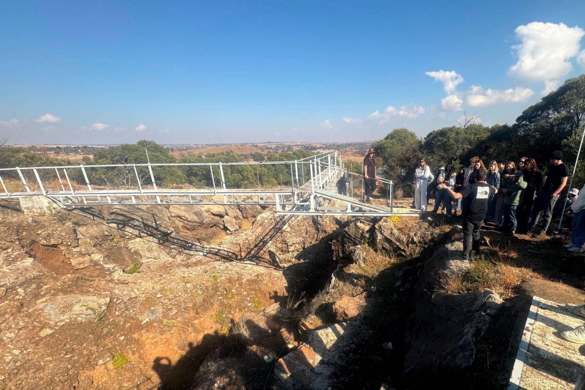 دانشجویان از استرک‌فونتین، محل کشف پا کوچک، بازدید می‌کنند.