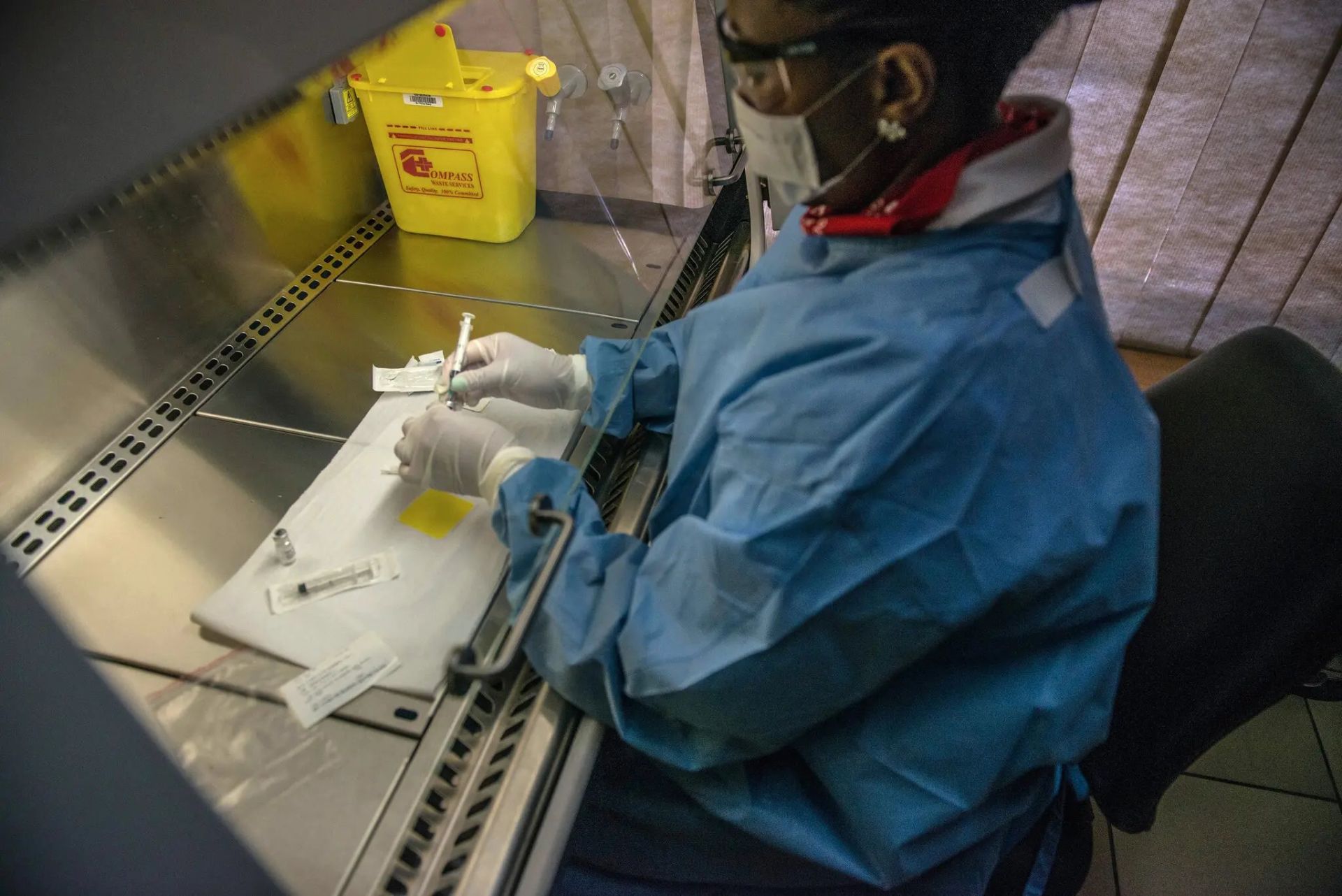 پژوهشگر زن روی واکسن آزمایشی HIV کار می‌کند