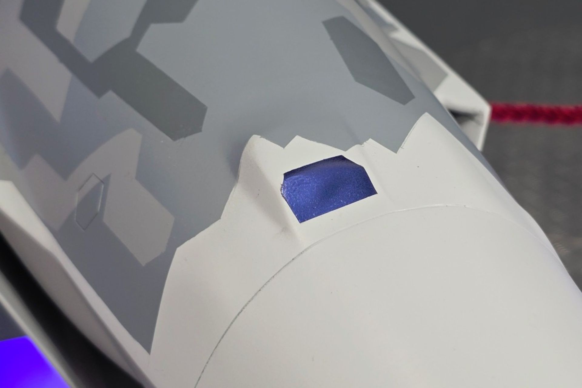 دماغه‌ی ماکت جنگنده‌ی بدون سرنشین سوخو ۷۵ از نمای نزدیک