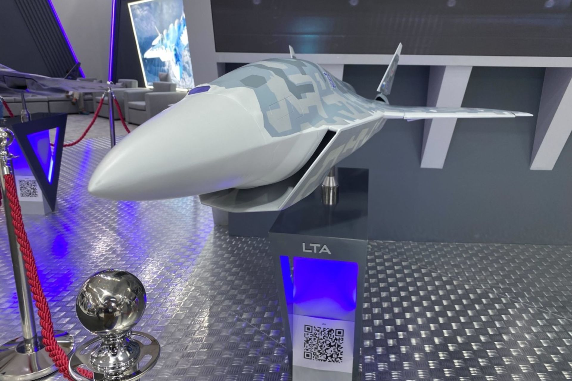 قسمت جلو ماکت جنگنده‌ی بدون سرنشین سوخو ۷۵