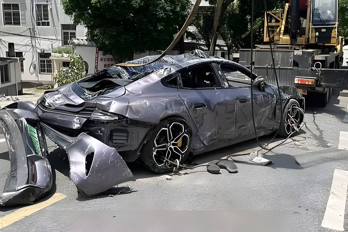 خودرو پرچمدار شیائومی پس از تصادف شدید با کامیون همچنان کار می‌کند