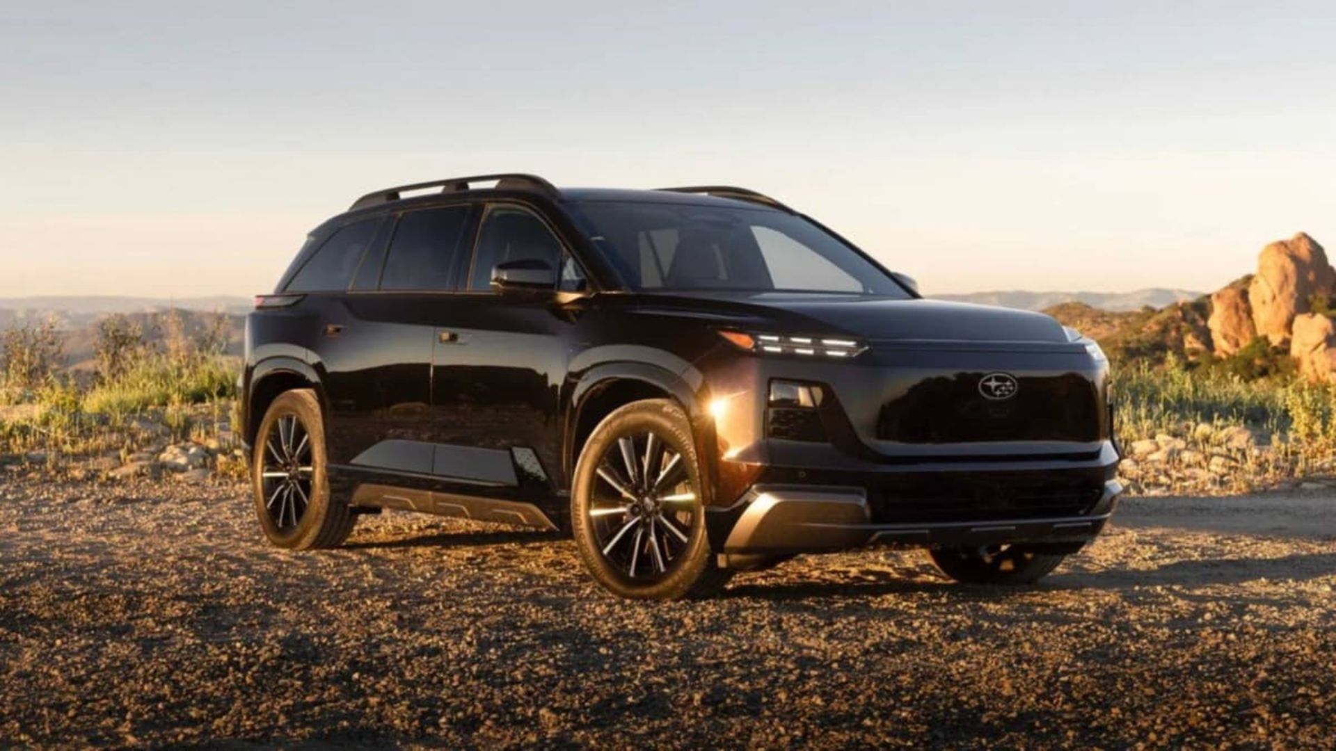 نمای سه‌چهارم جلو خودرو سوبارو گت‌وی در بیابان