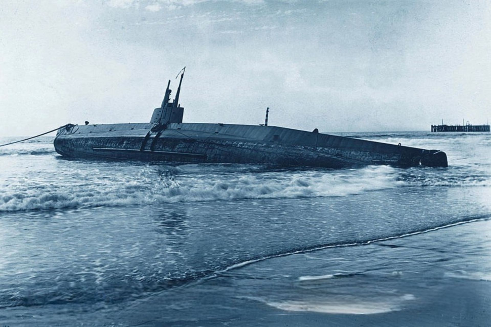 زیردریایی USS F-1 در دریا