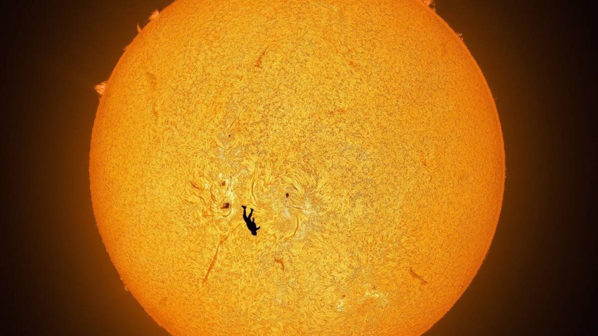 تصویر چترباز مقابل خورشید