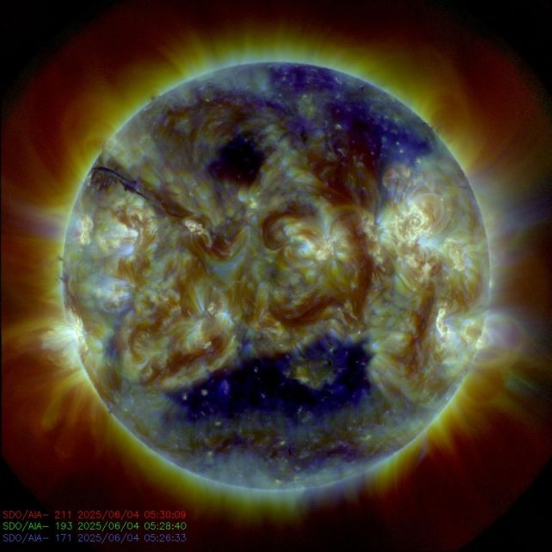 خورشید در سه طول موج فرابنفش متفاوت