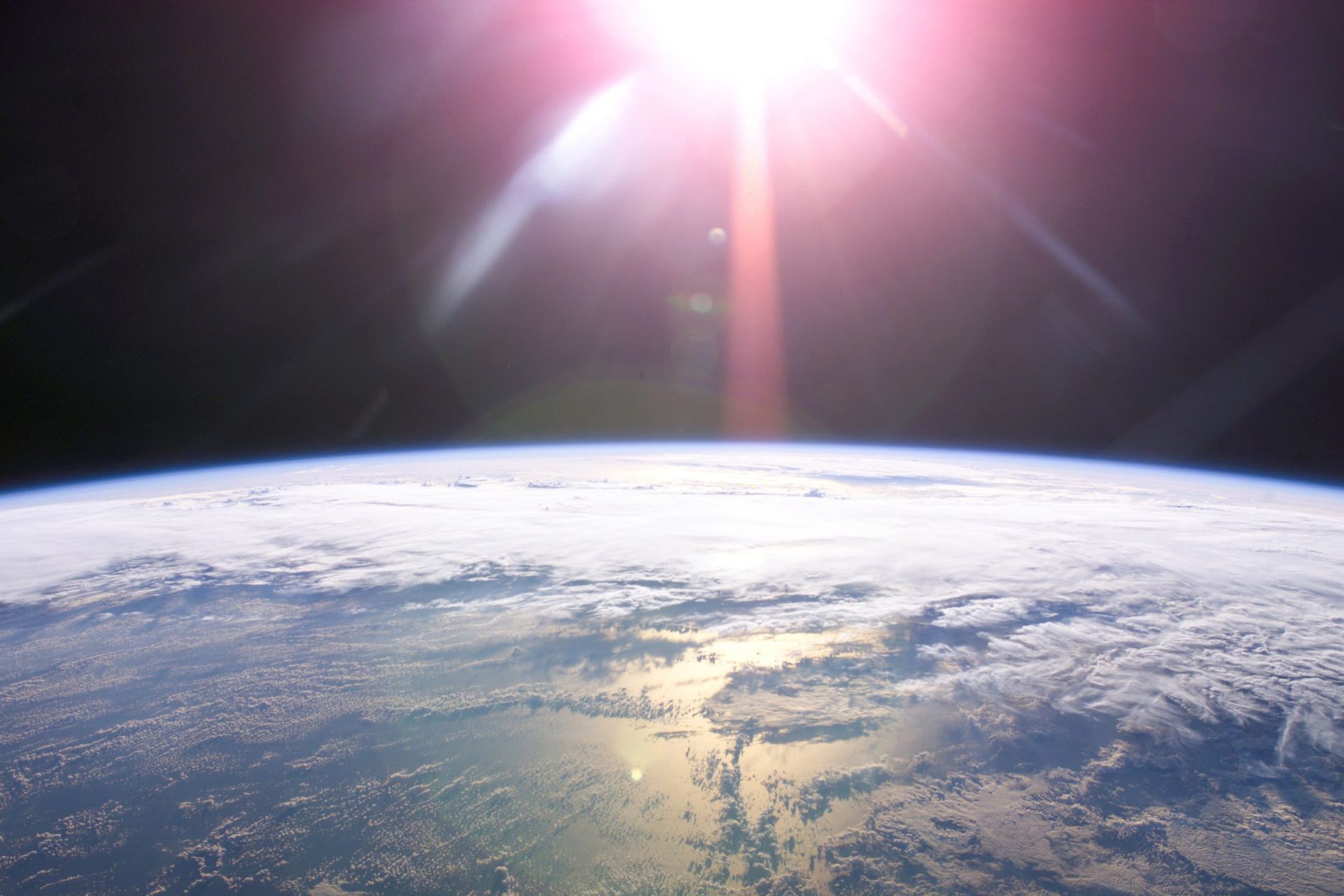 چشم‌انداز خورشید برفراز زمین از فضا
