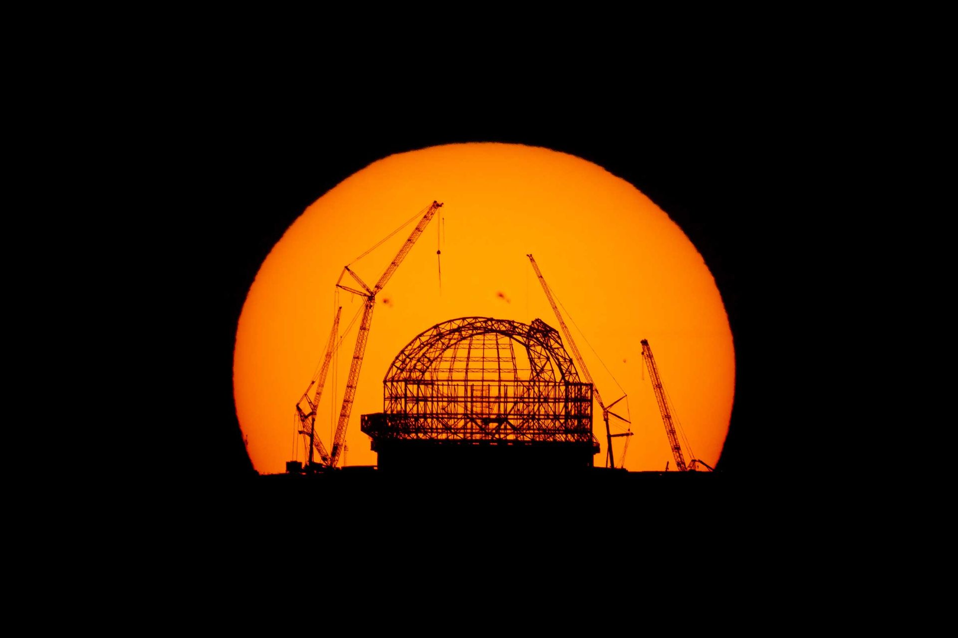 قرص عظیم خورشید پشت تلسکوپ فوق‌العاده بزرگ اروپایی (ELT)