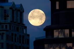ماه چگونه روزهای روی زمین را طولانی‌تر می‌کند؟