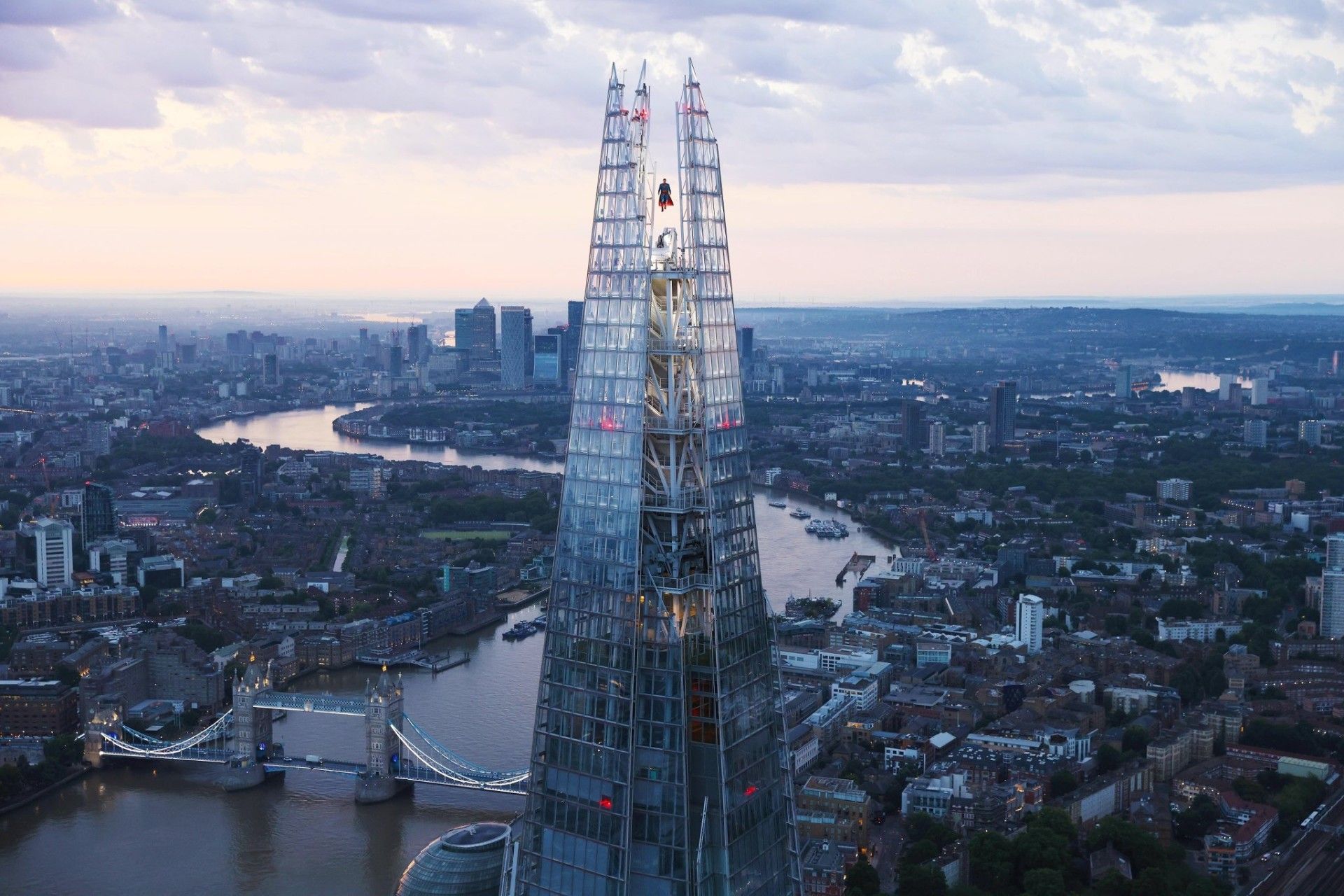 مجسمه‌ی سوپرمن بالای آسمان‌خراش از نمای شهر لندن