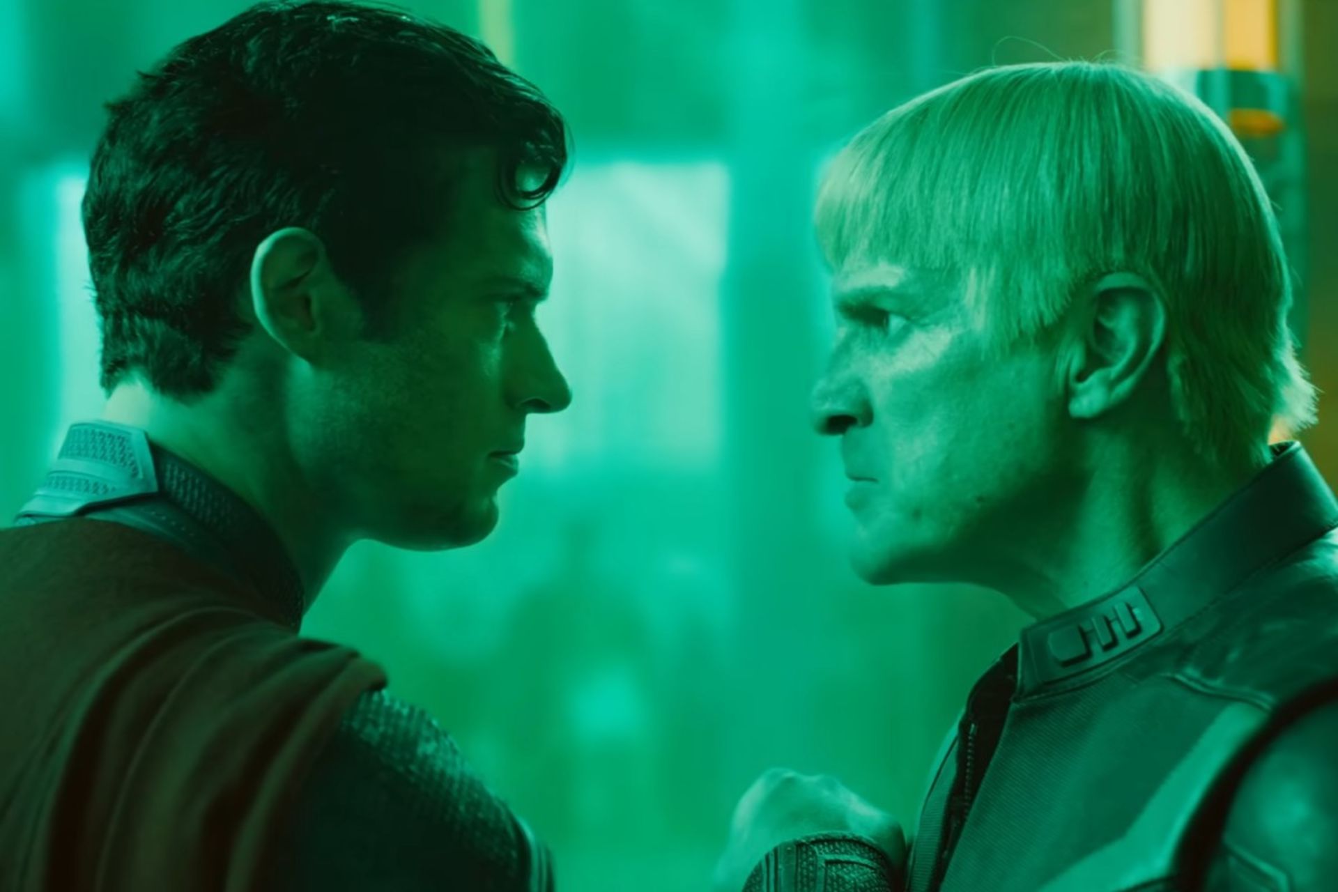 دو مرد خشمگین روبه‌روی هم