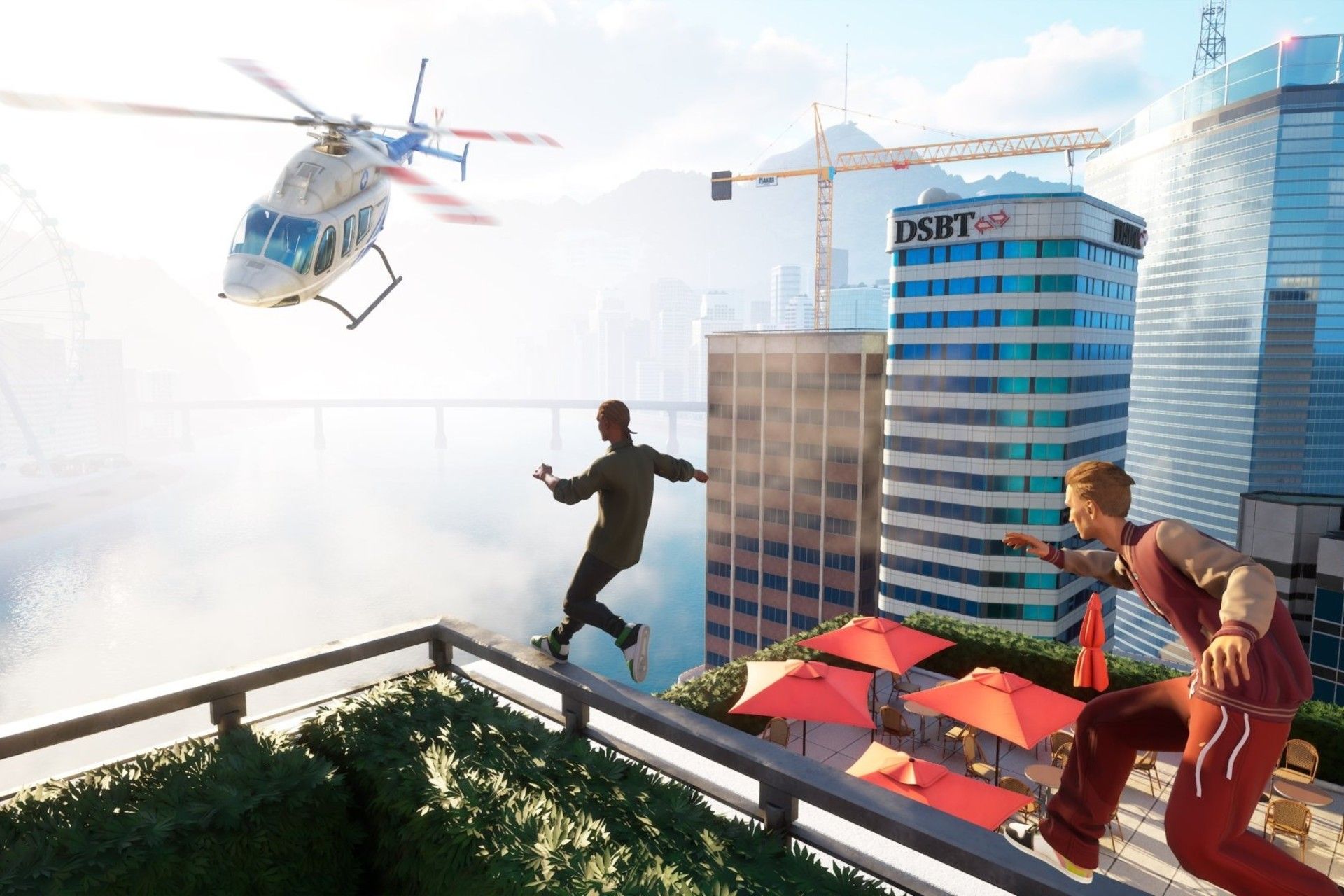 دو پسر جوان روی سقف یک خانه در حال دویدن