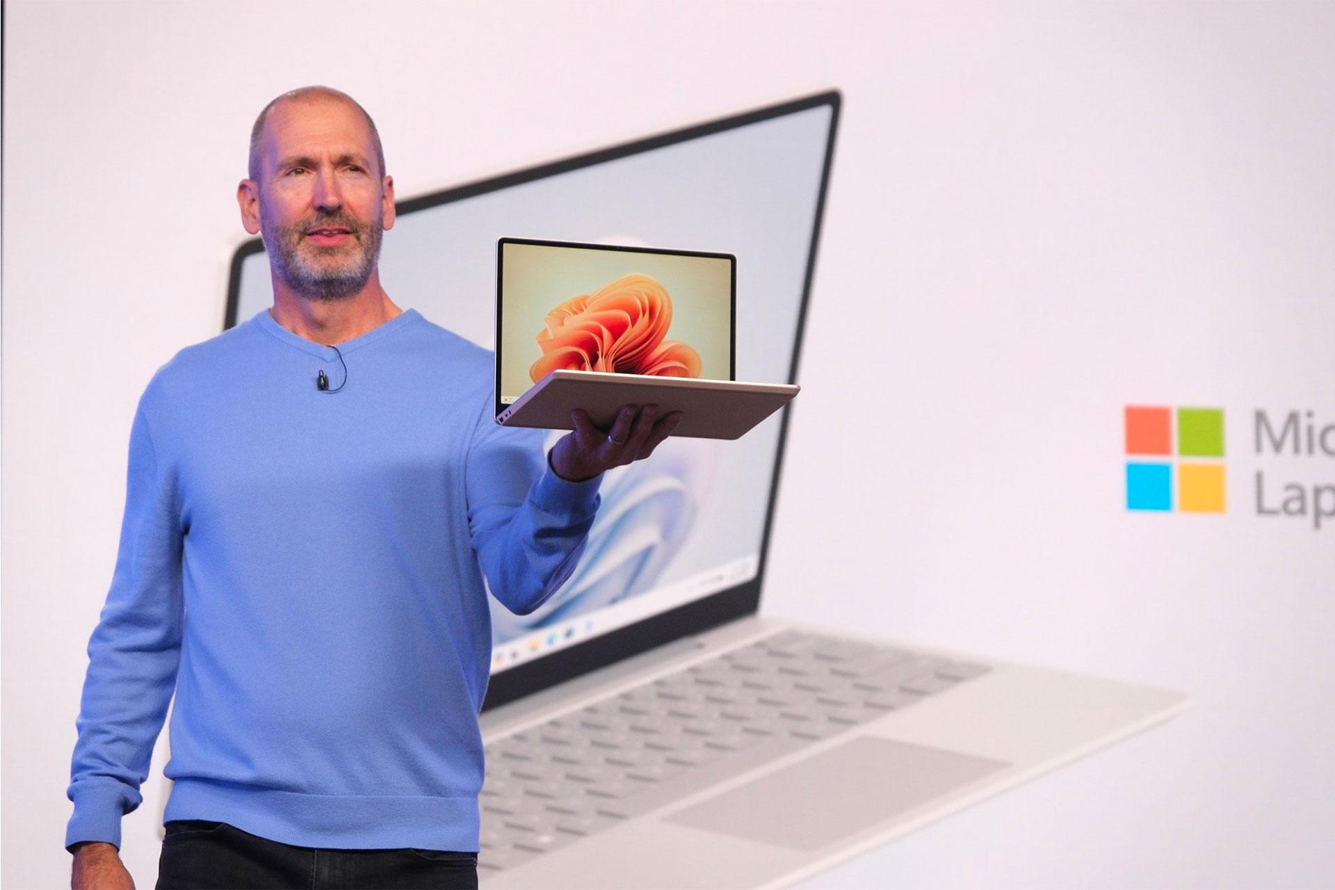 مردی سرفیس لپ تاپ گو ۳ را در دست گرفته است