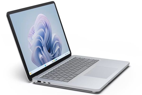 سرفیس لپ تاپ استودیو ۲ مایکروسافت از نمای کناری